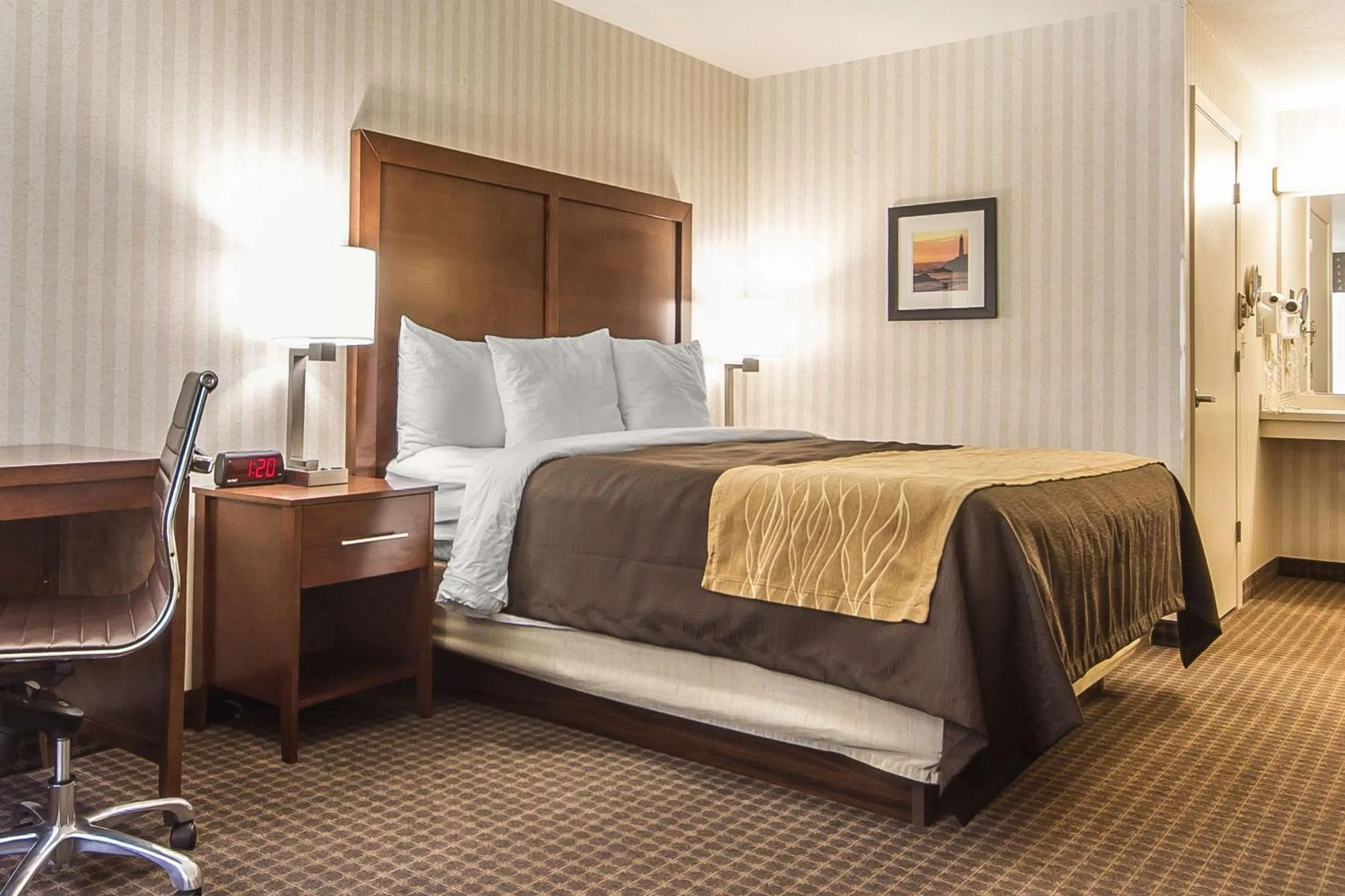 Photo of the whole room, Bed in Quality Inn Half Moon Bay-Miramar Beach