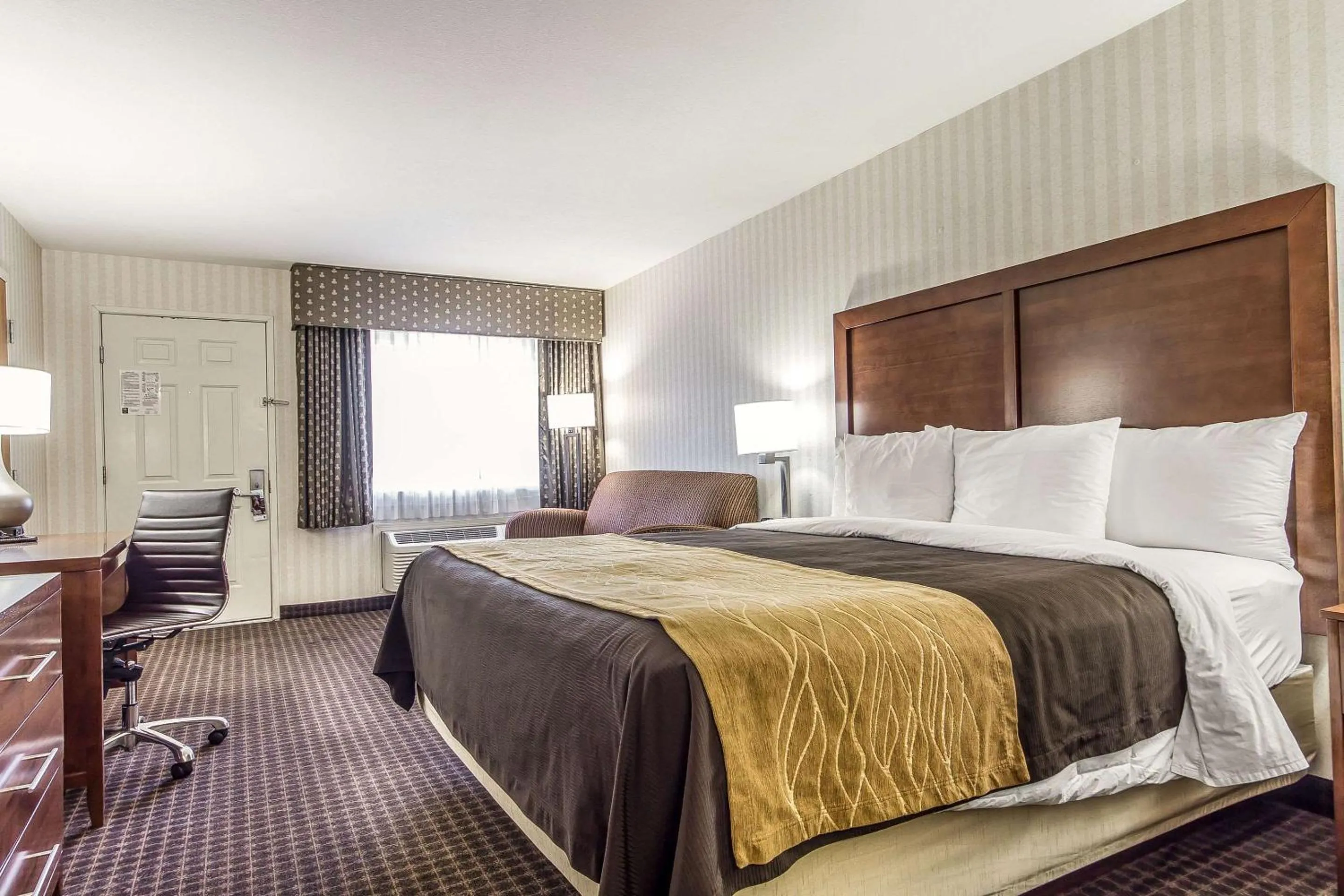 Photo of the whole room, Bed in Quality Inn Half Moon Bay-Miramar Beach