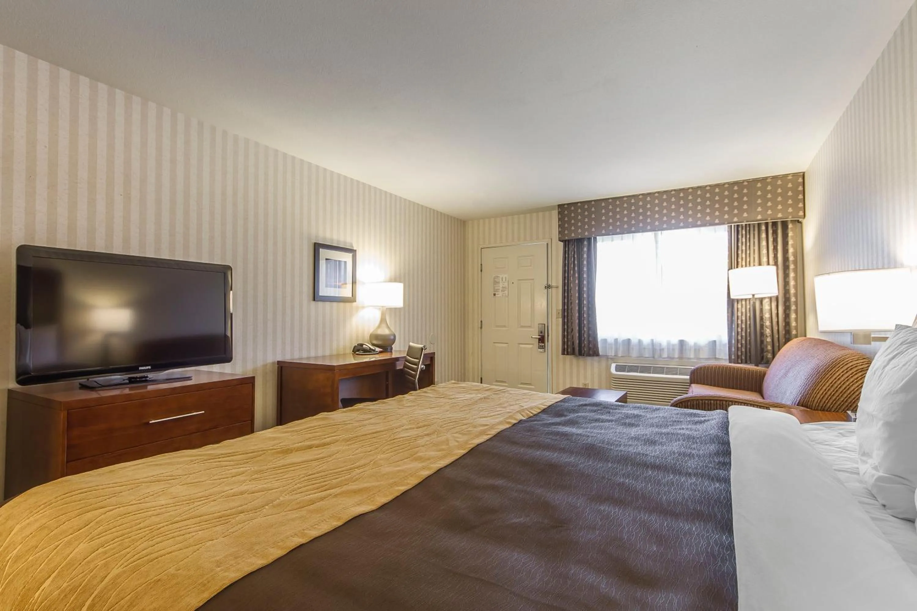 Photo of the whole room, Bed in Quality Inn Half Moon Bay-Miramar Beach