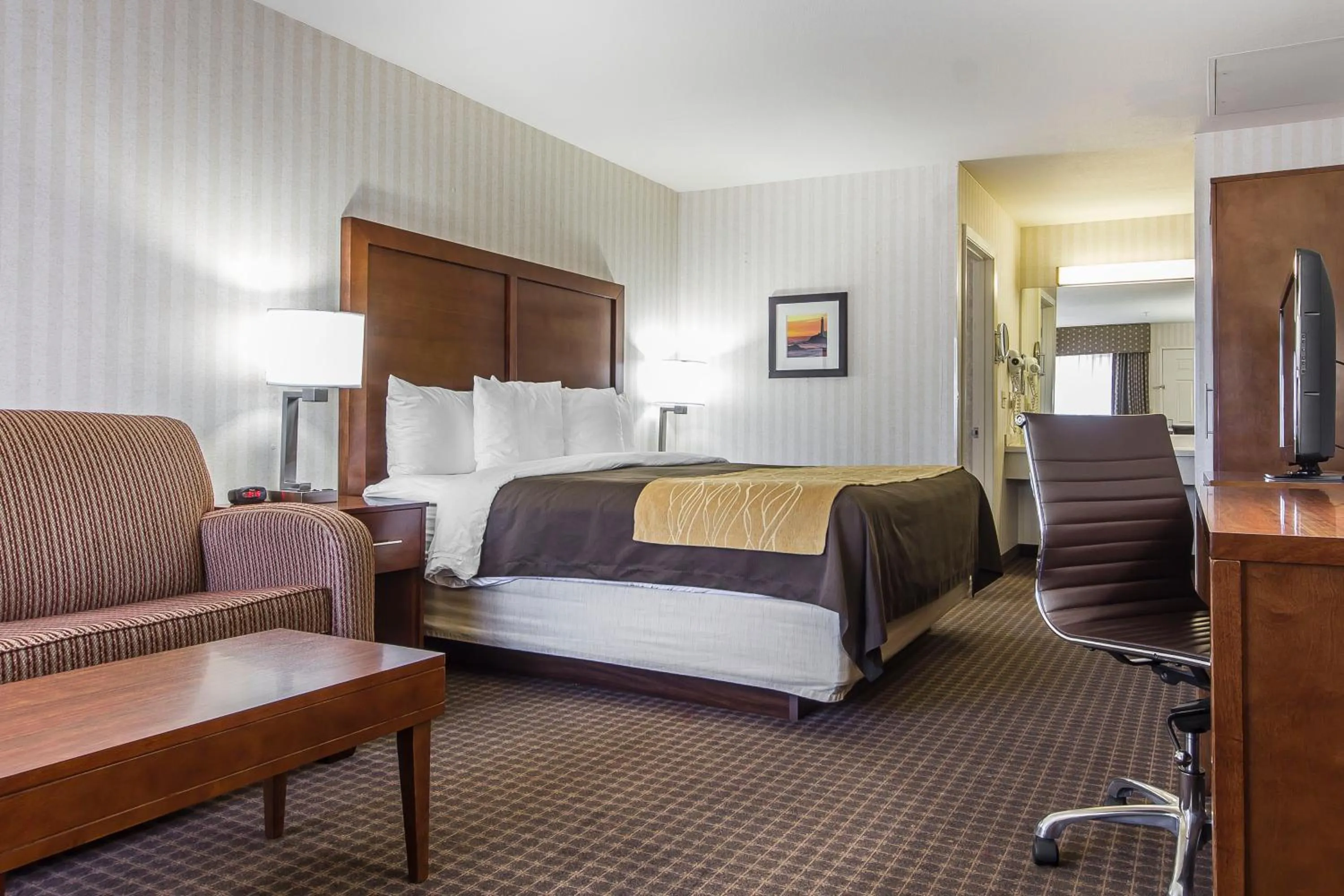 Photo of the whole room, Bed in Quality Inn Half Moon Bay-Miramar Beach