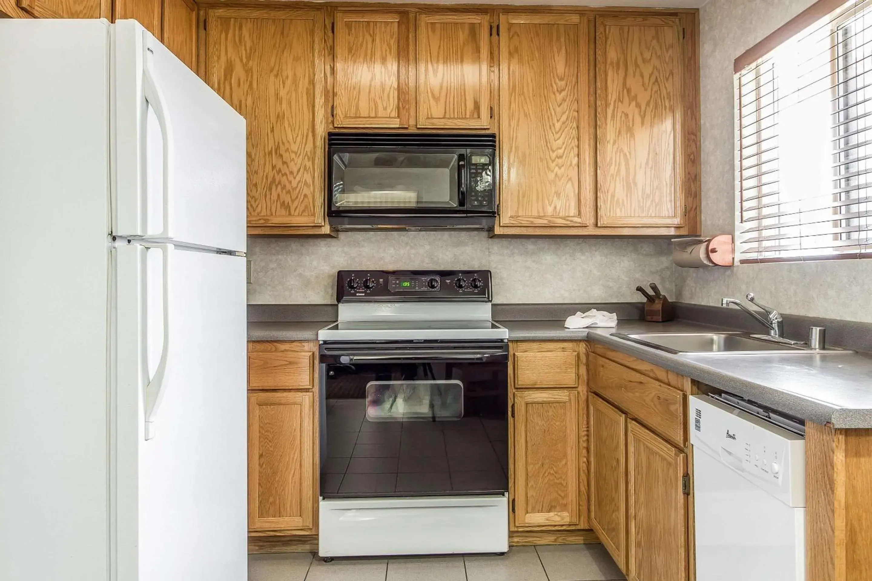 Photo of the whole room in Quality Inn Half Moon Bay-Miramar Beach Photo of the whole room in Quality Inn Half Moon Bay-Miramar Beach