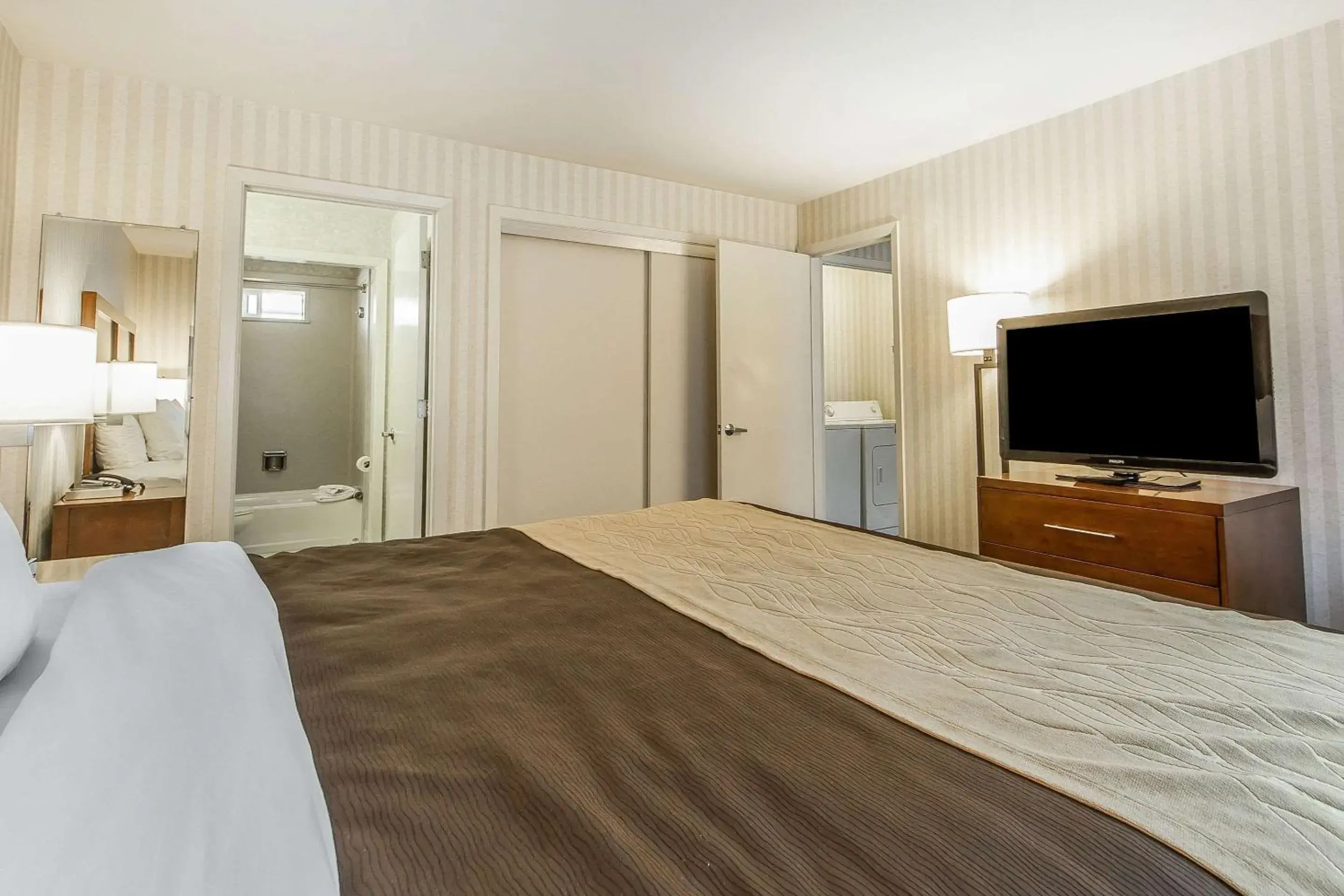 Photo of the whole room, Bed in Quality Inn Half Moon Bay-Miramar Beach Photo of the whole room, Bed in Quality Inn Half Moon Bay-Miramar Beach