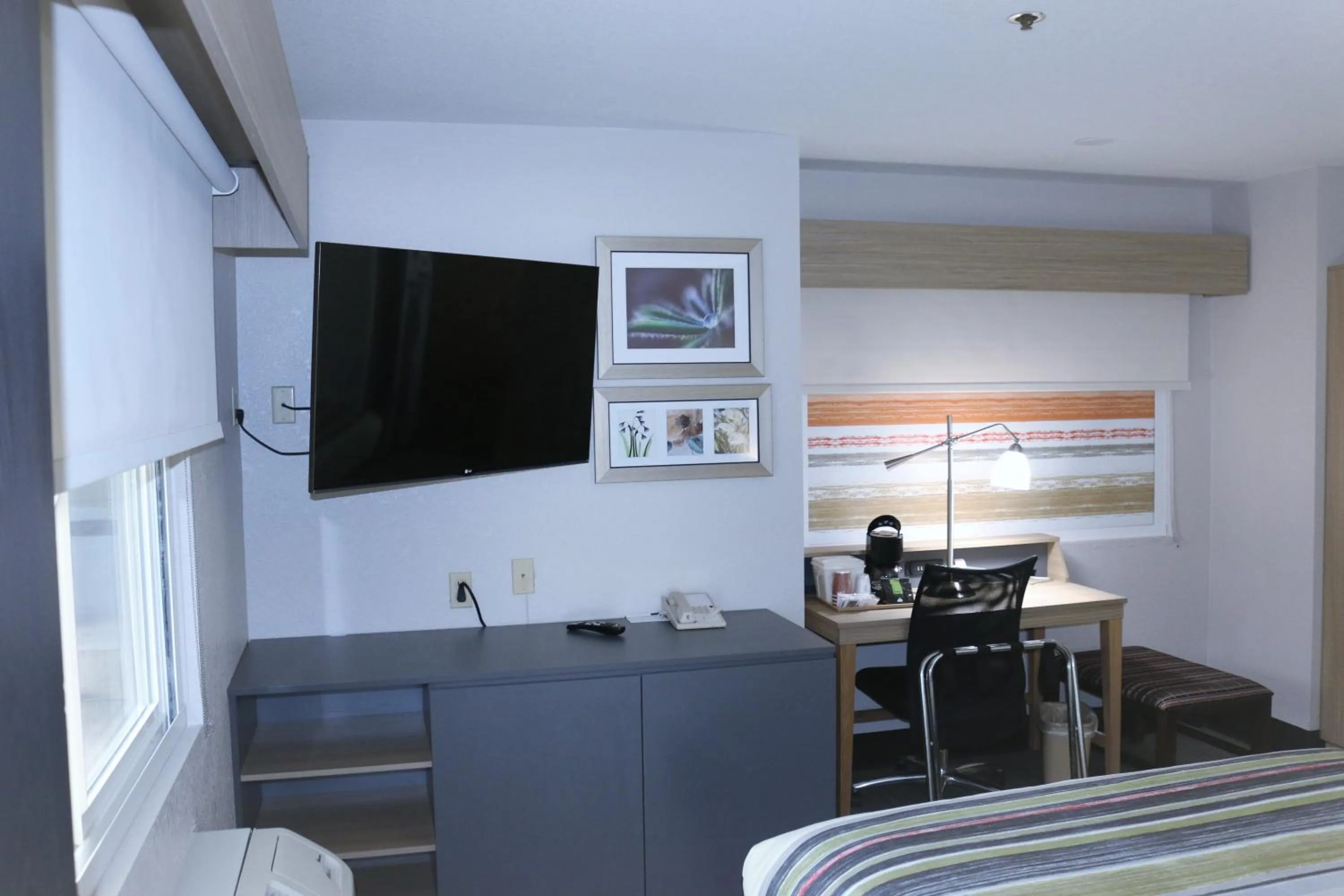TV and multimedia in Country Inn & Suites by Radisson, Monterey Beachfront-Marina, CA