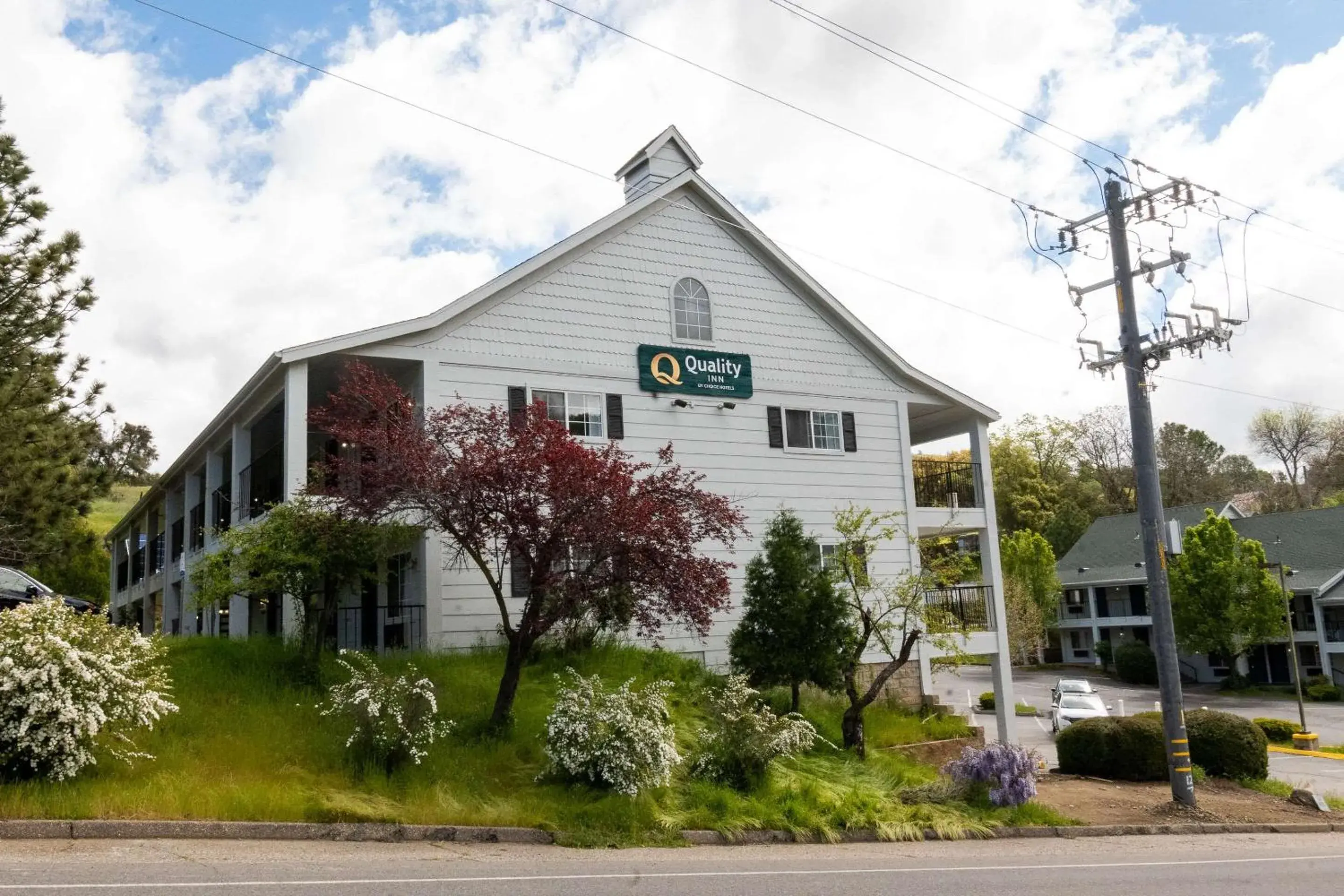 Property building in Quality Inn Yosemite Valley Gateway Property building in Quality Inn Yosemite Valley Gateway