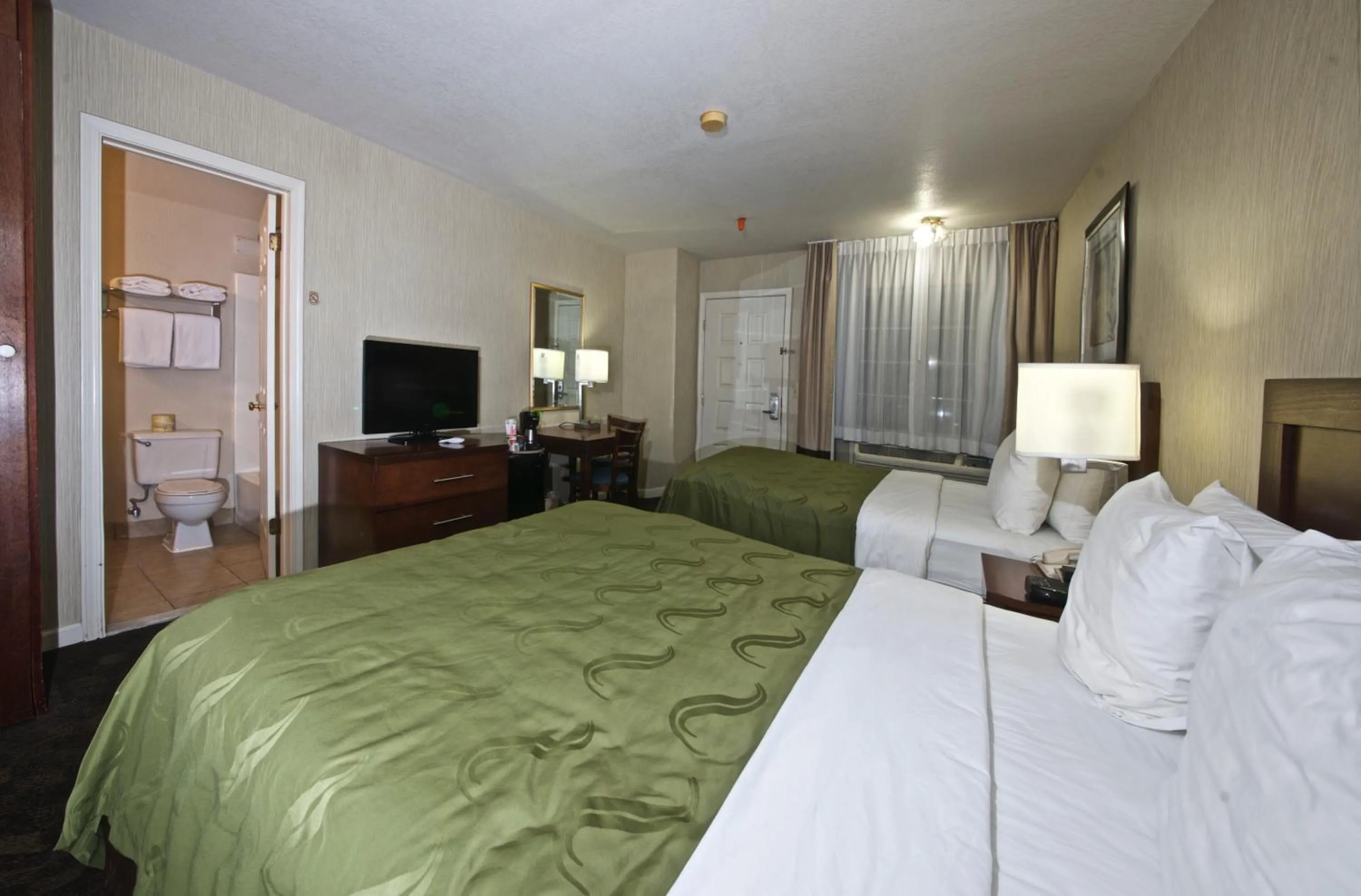 Bed in Quality Inn Yosemite Valley Gateway