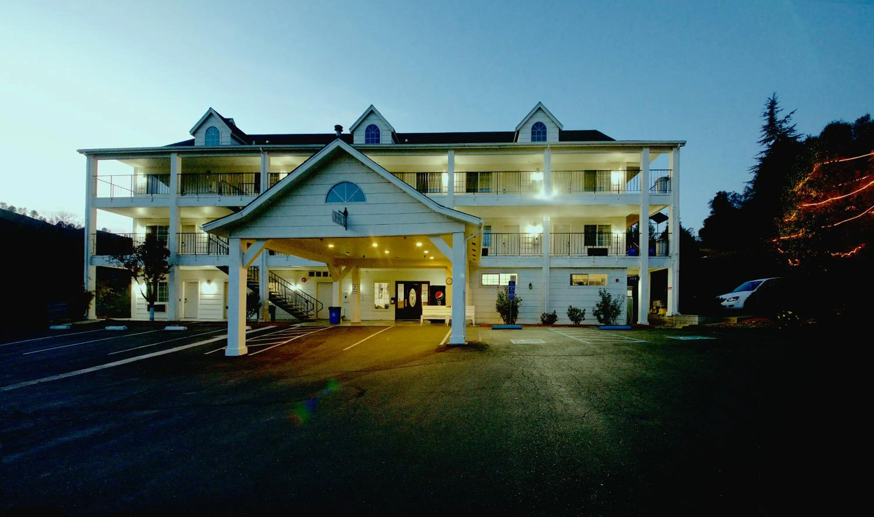 Sunset in Quality Inn Yosemite Valley Gateway