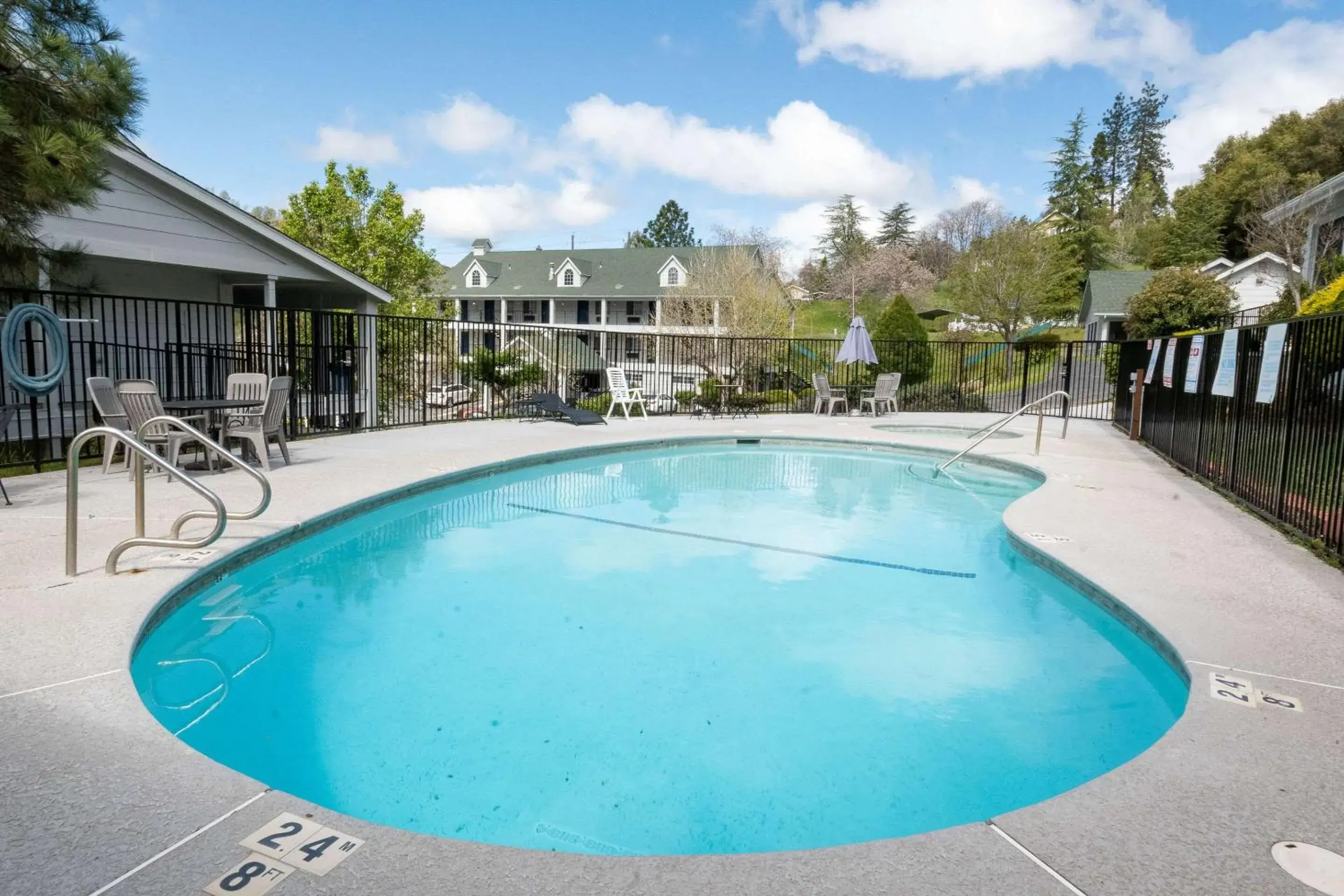 Swimming pool in Quality Inn Yosemite Valley Gateway Swimming pool in Quality Inn Yosemite Valley Gateway