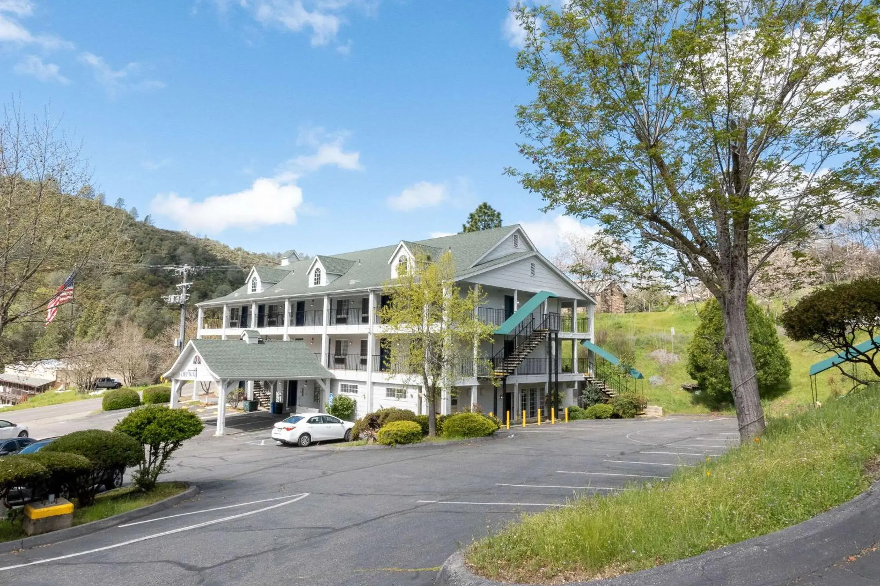 Property building in Quality Inn Yosemite Valley Gateway Property building in Quality Inn Yosemite Valley Gateway