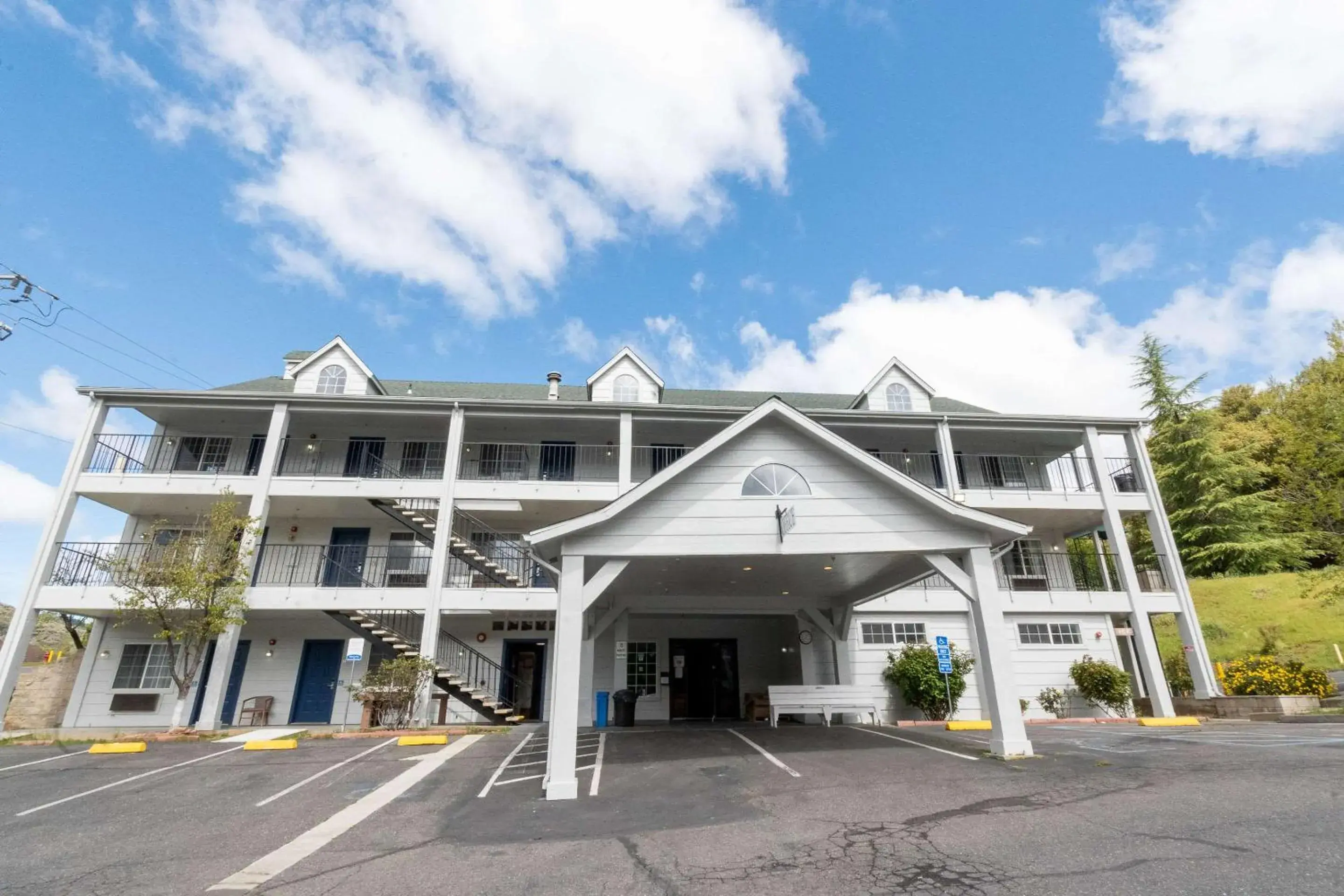 Property building in Quality Inn Yosemite Valley Gateway Property building in Quality Inn Yosemite Valley Gateway
