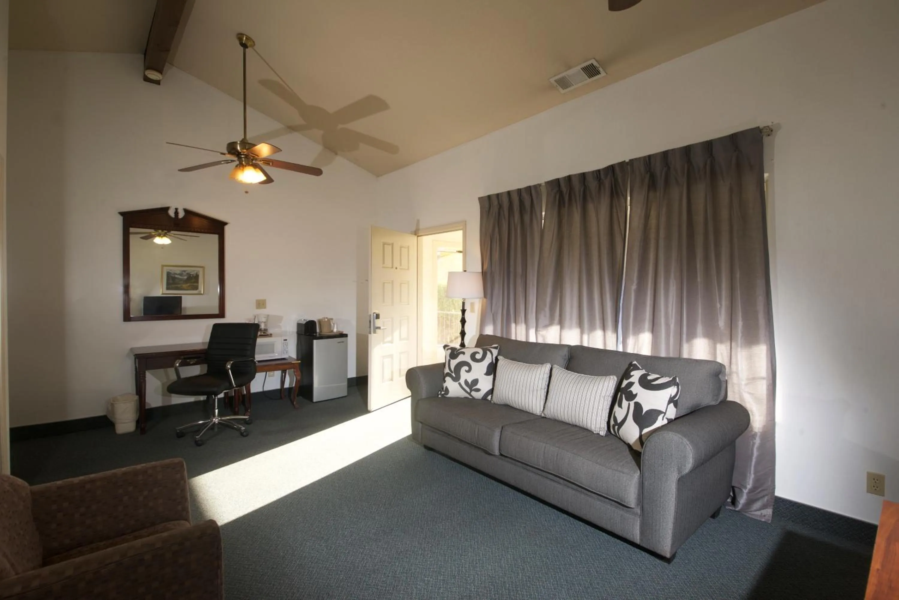Living room in Quality Inn Yosemite Valley Gateway