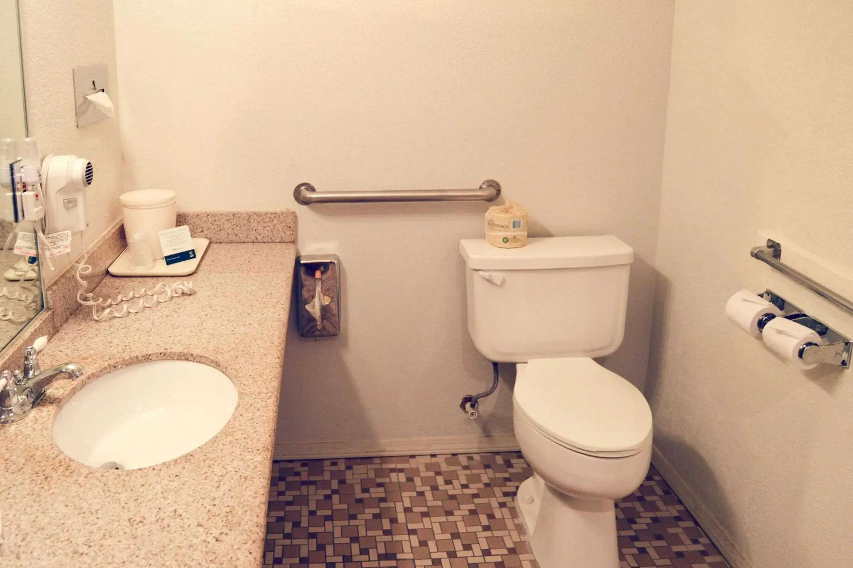 Bedroom in Quality Inn Yosemite Valley Gateway Bedroom in Quality Inn Yosemite Valley Gateway