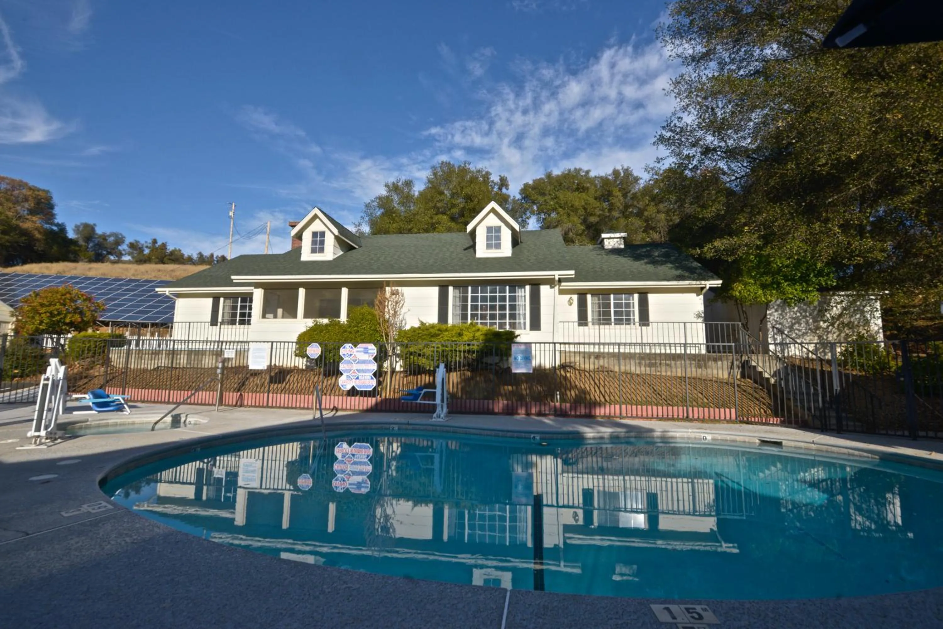 Swimming pool in Quality Inn Yosemite Valley Gateway