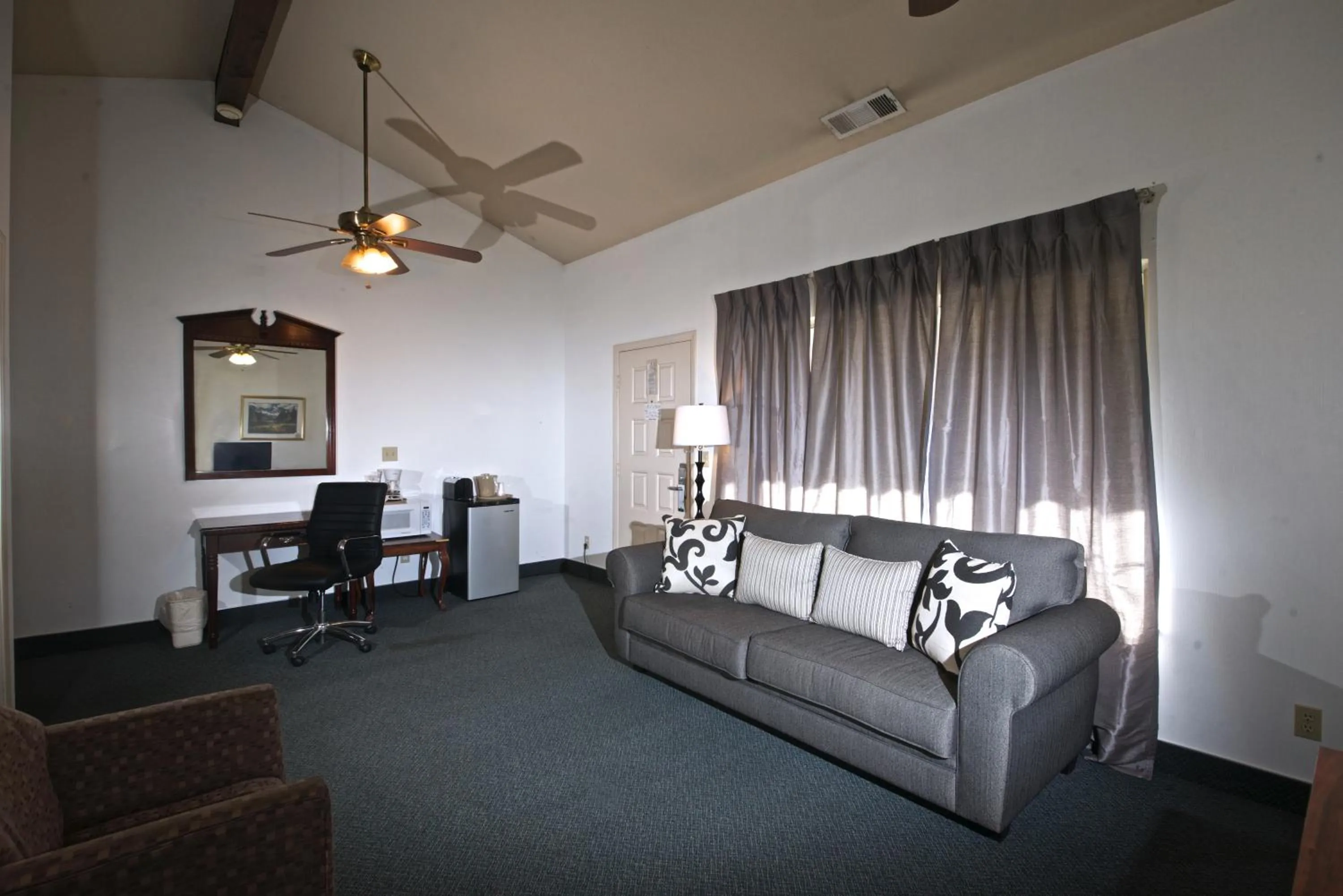 Living room in Quality Inn Yosemite Valley Gateway