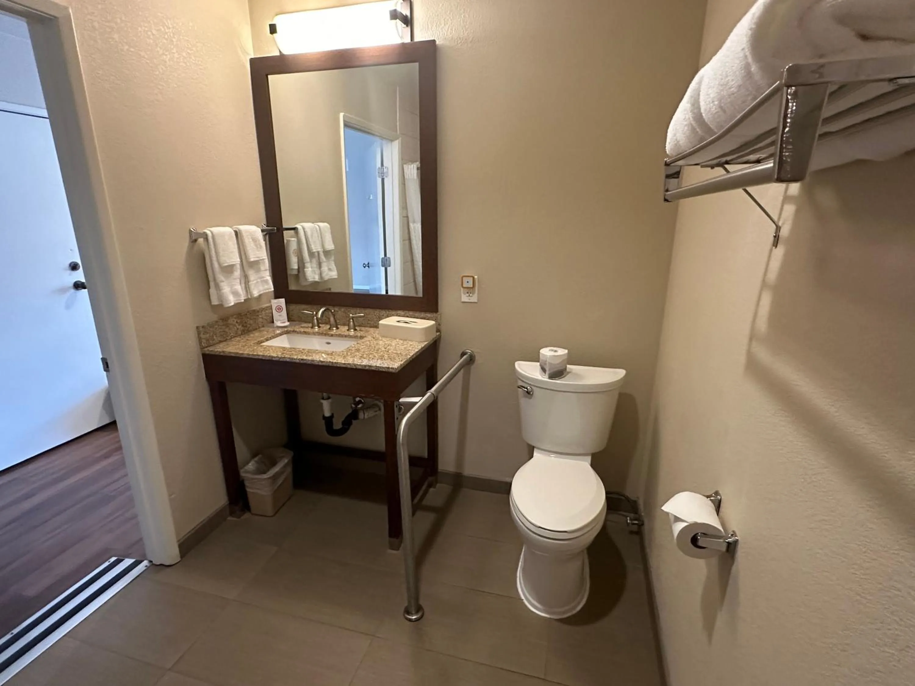 Bathroom in Comfort Inn Bishop