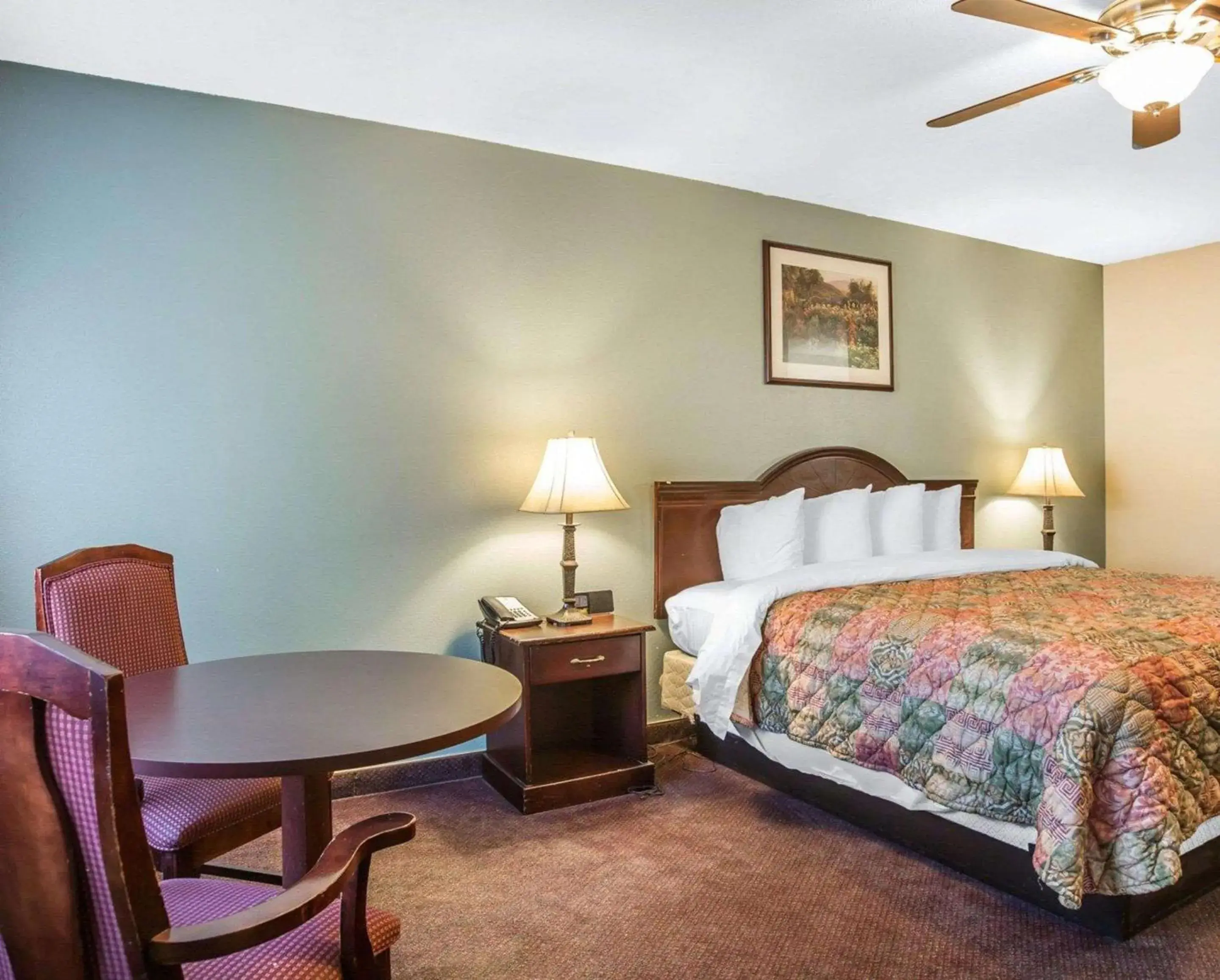 Bedroom, Bed in Quality Inn & Suites Cameron Park Shingle Springs Bedroom, Bed in Quality Inn & Suites Cameron Park Shingle Springs