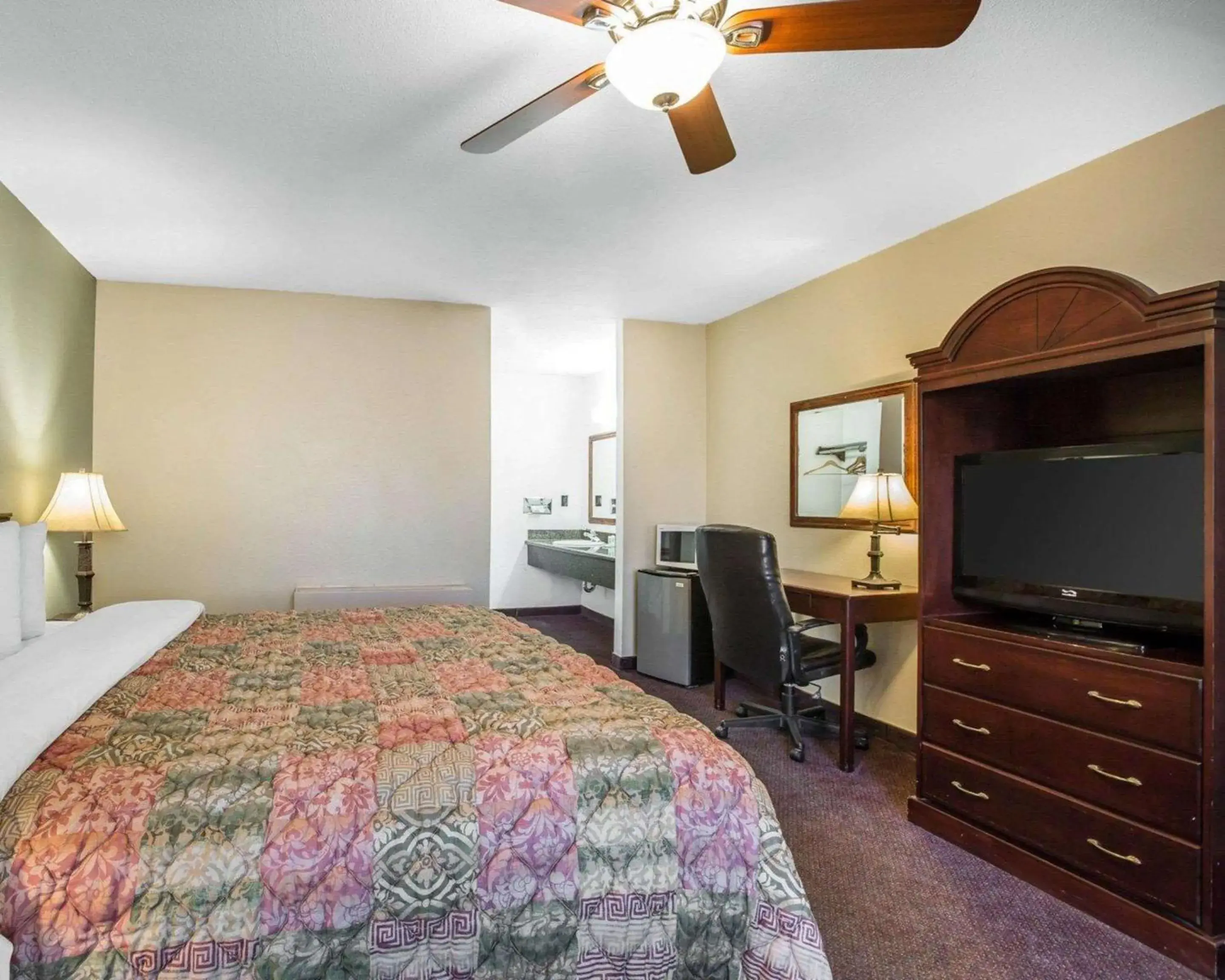 Bedroom, Bed in Quality Inn & Suites Cameron Park Shingle Springs Bedroom, Bed in Quality Inn & Suites Cameron Park Shingle Springs