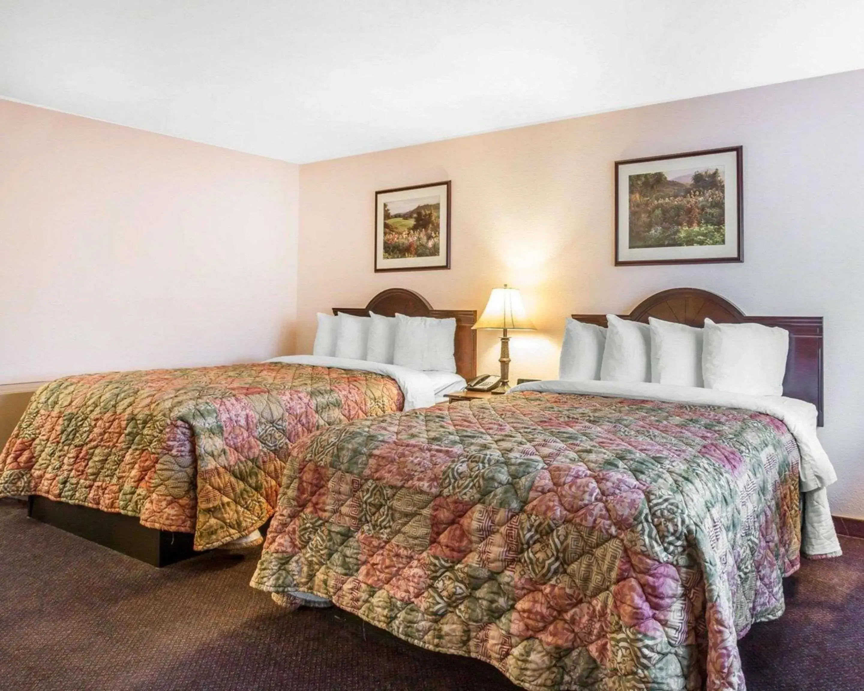 Bedroom, Bed in Quality Inn & Suites Cameron Park Shingle Springs Bedroom, Bed in Quality Inn & Suites Cameron Park Shingle Springs