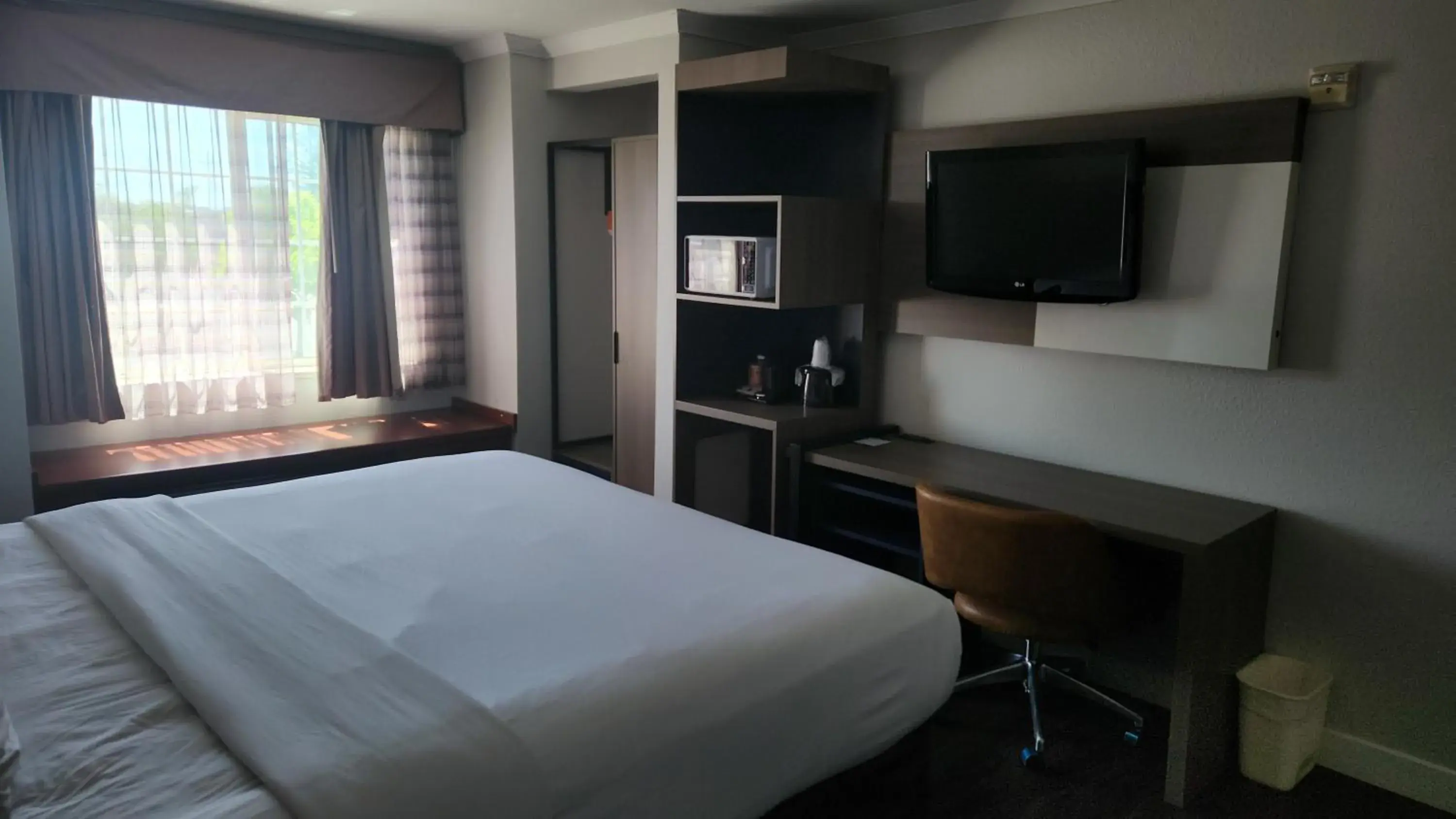 King Room - Non Smoking in Quality Inn & Suites Santa Rosa South King Room - Non Smoking in Quality Inn & Suites Santa Rosa South