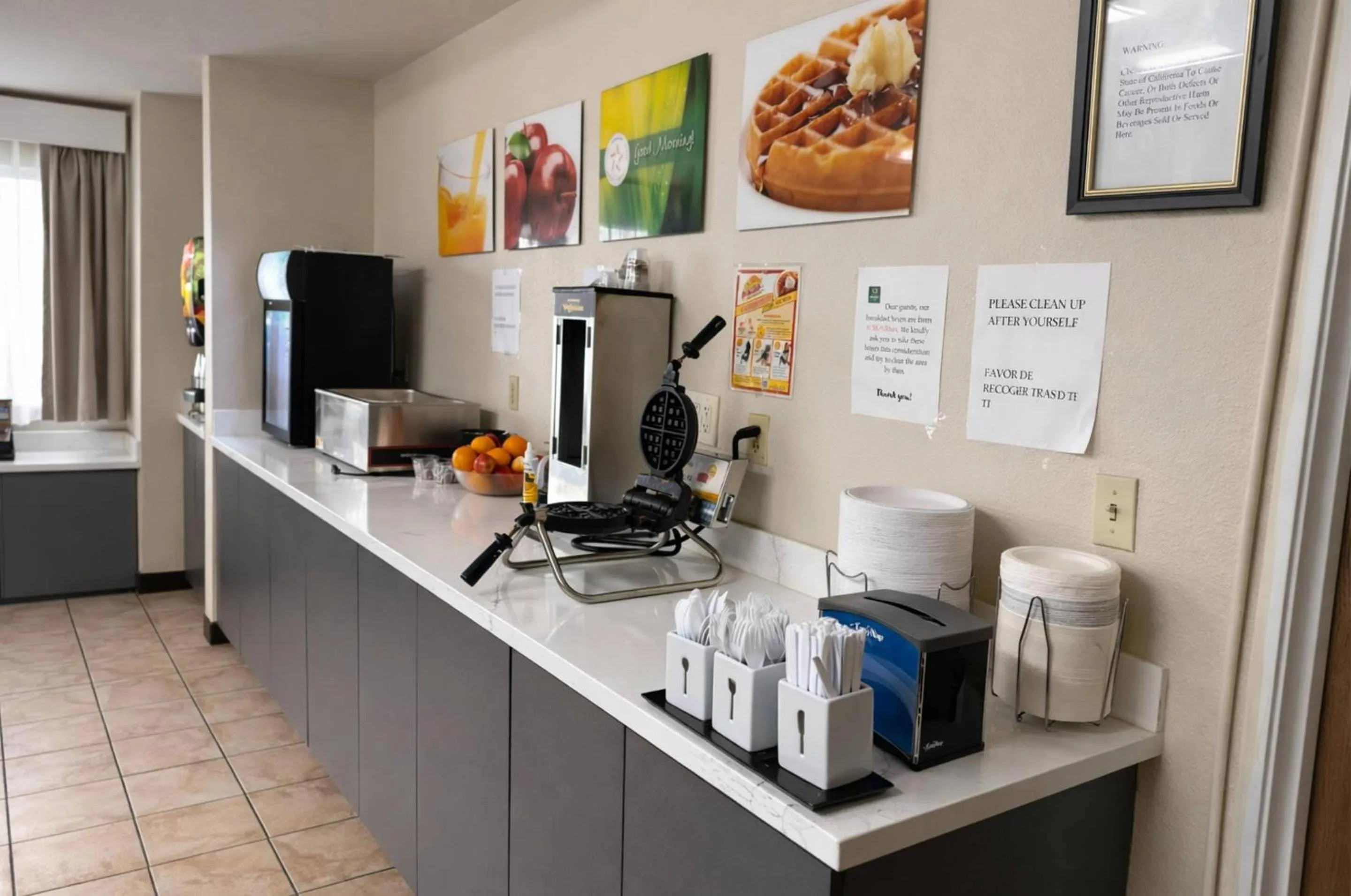 Breakfast in Quality Inn & Suites Santa Rosa South