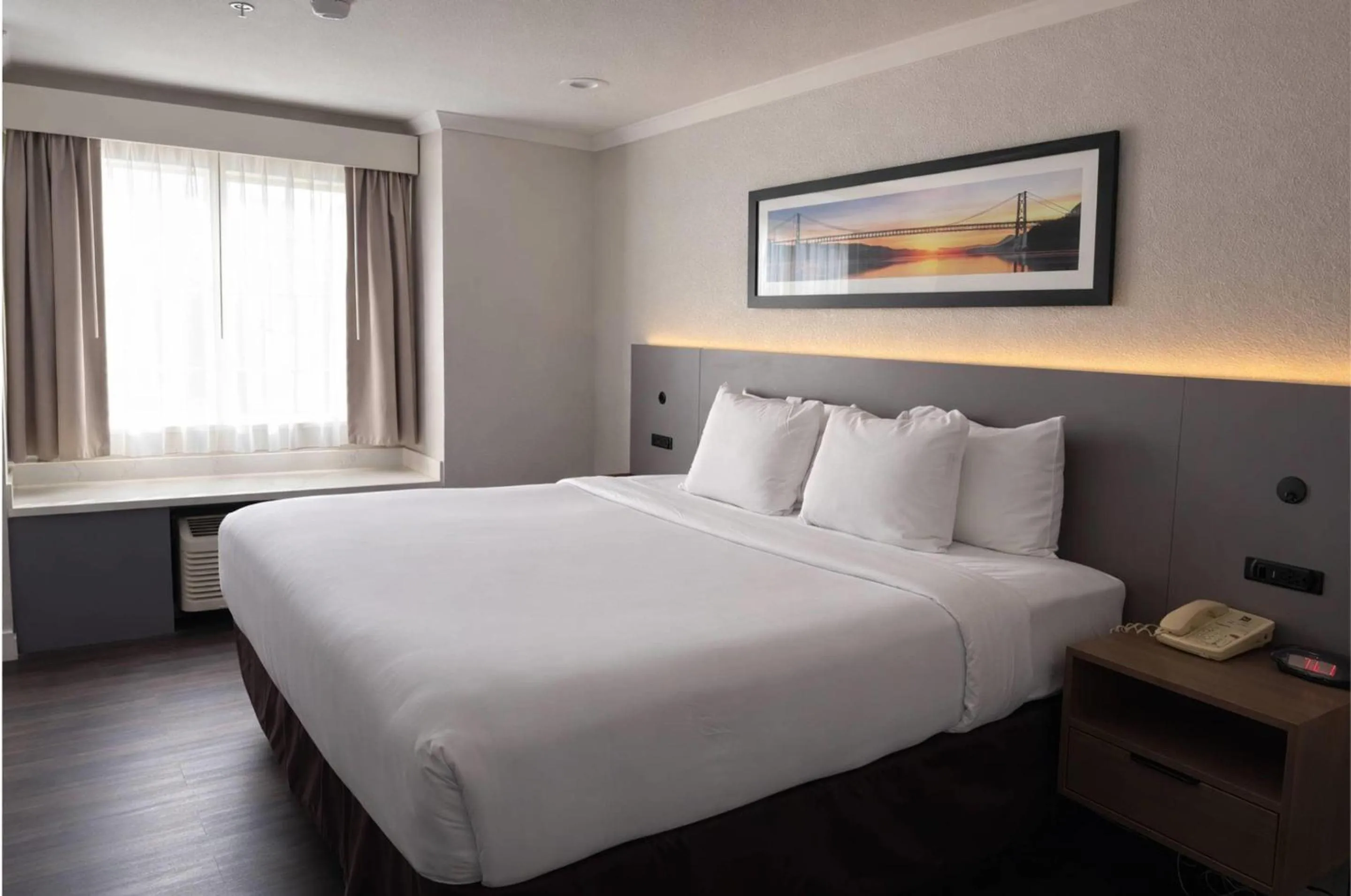 Bedroom, Bed in Quality Inn & Suites Santa Rosa South