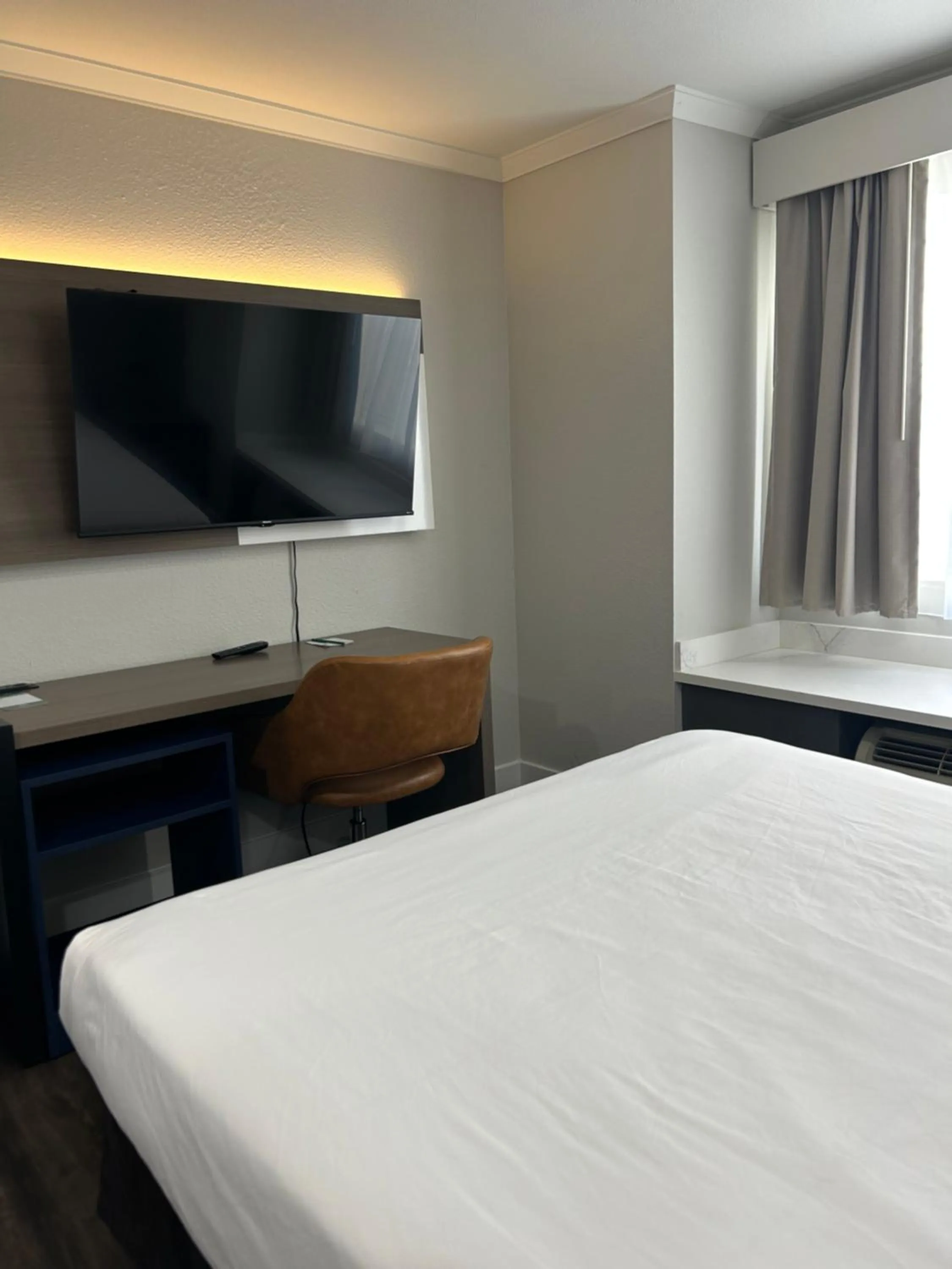 Bedroom, Bed in Quality Inn & Suites Santa Rosa South