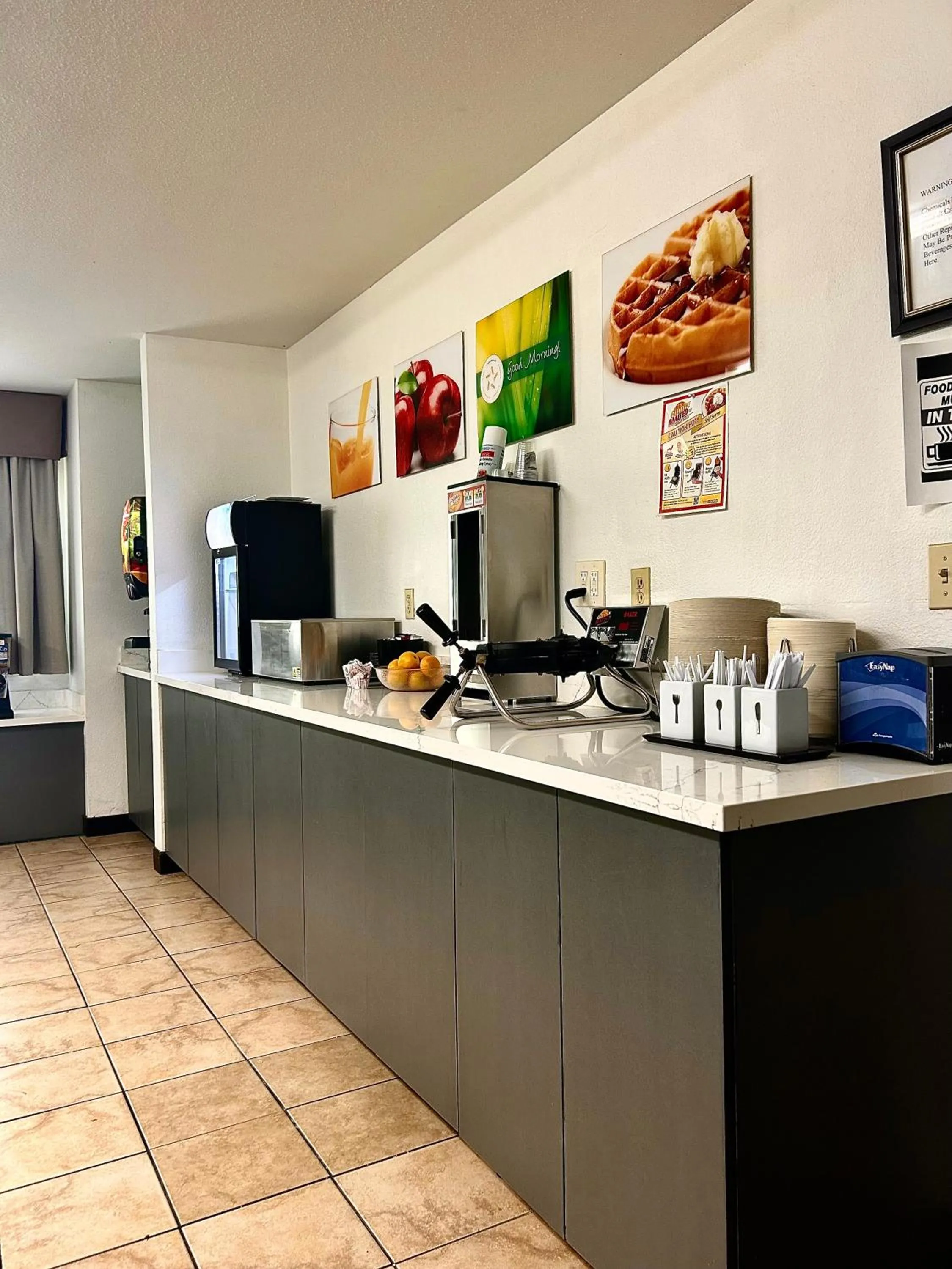 Breakfast in Quality Inn & Suites Santa Rosa South