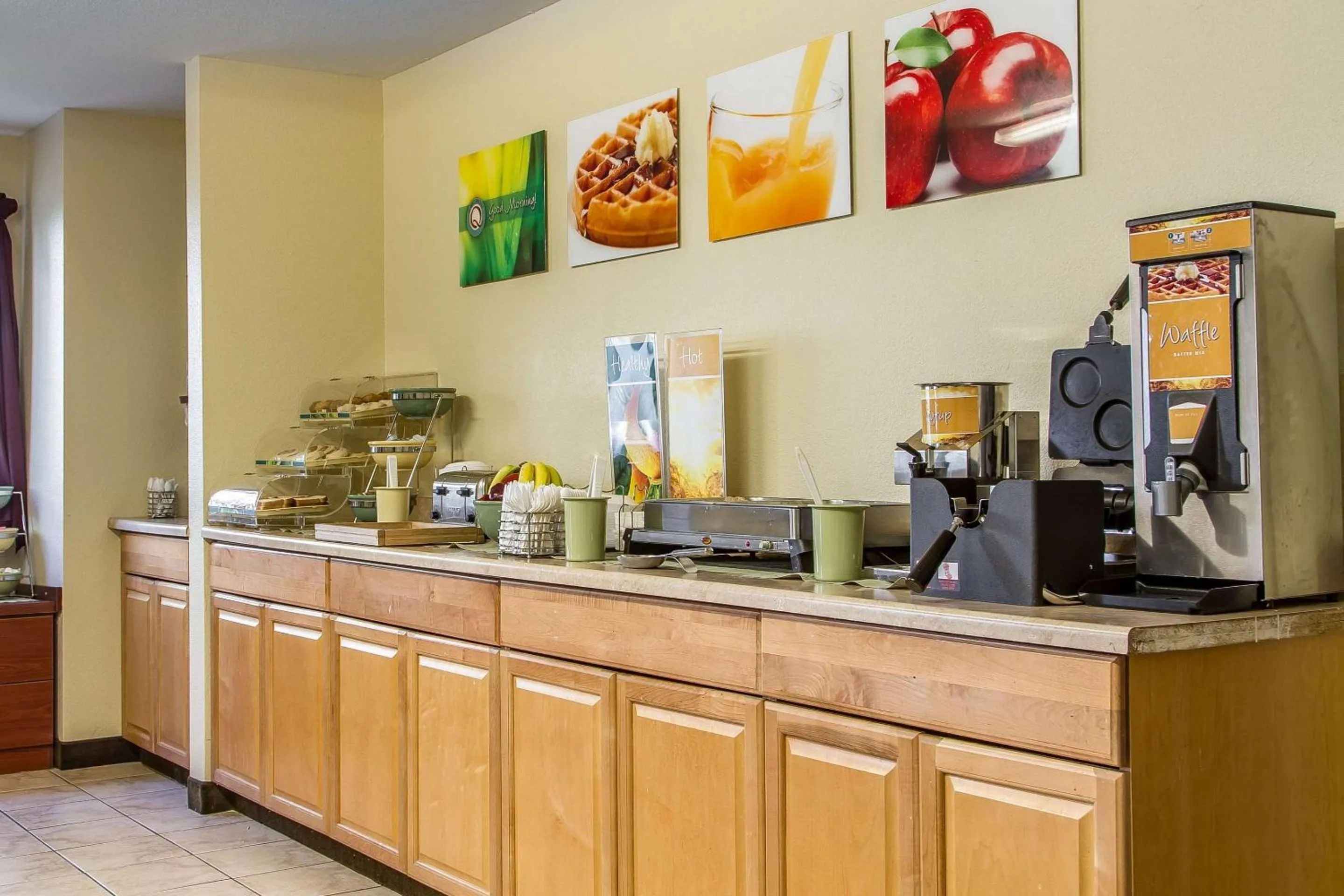 Breakfast in Quality Inn & Suites Santa Rosa South