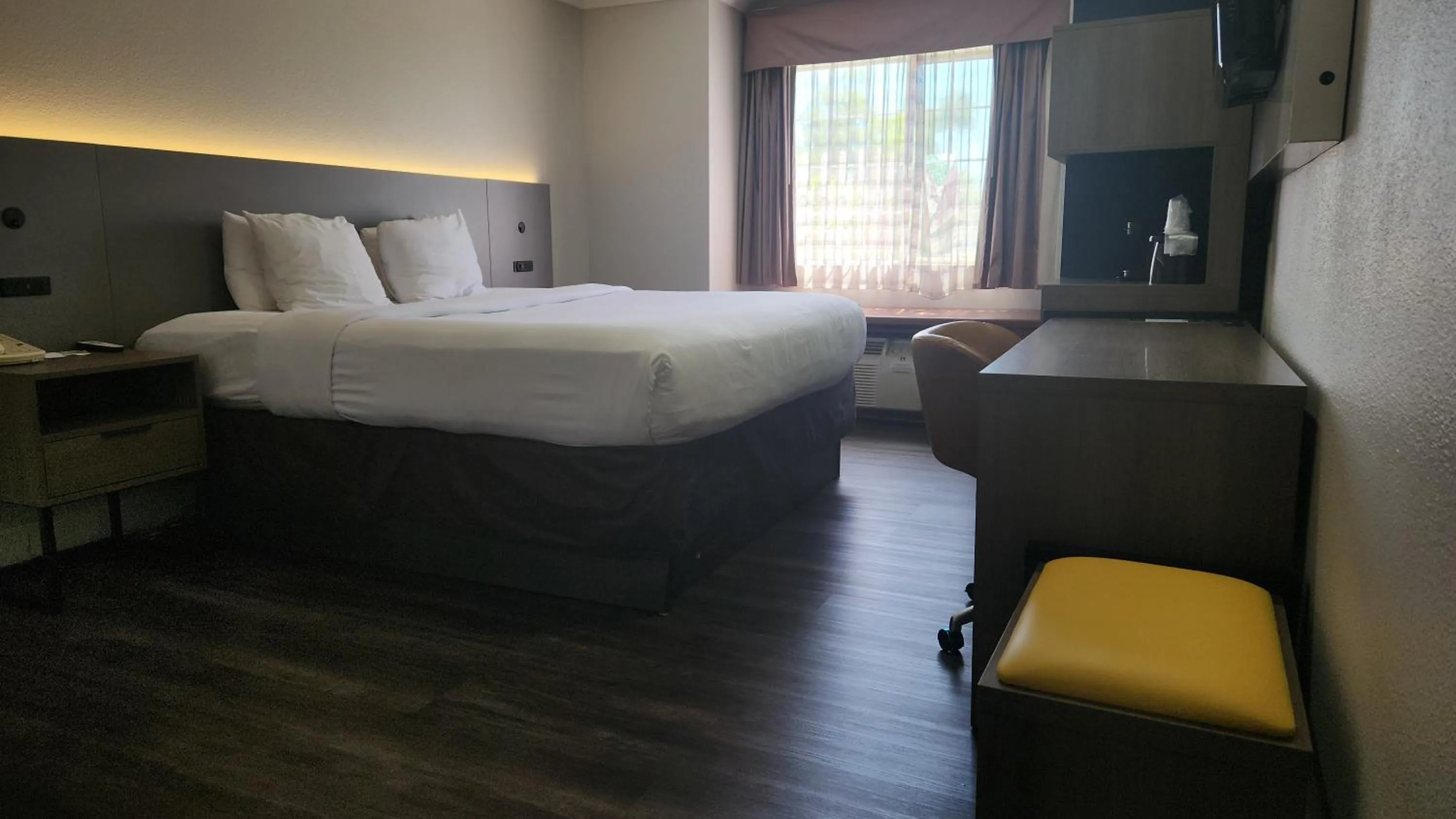 Bedroom, Bed in Quality Inn & Suites Santa Rosa South