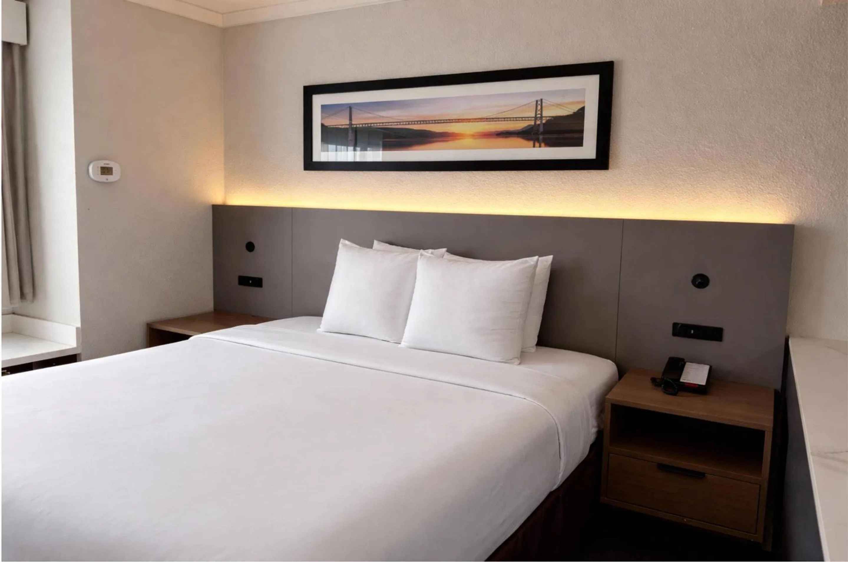 Bedroom, Bed in Quality Inn & Suites Santa Rosa South