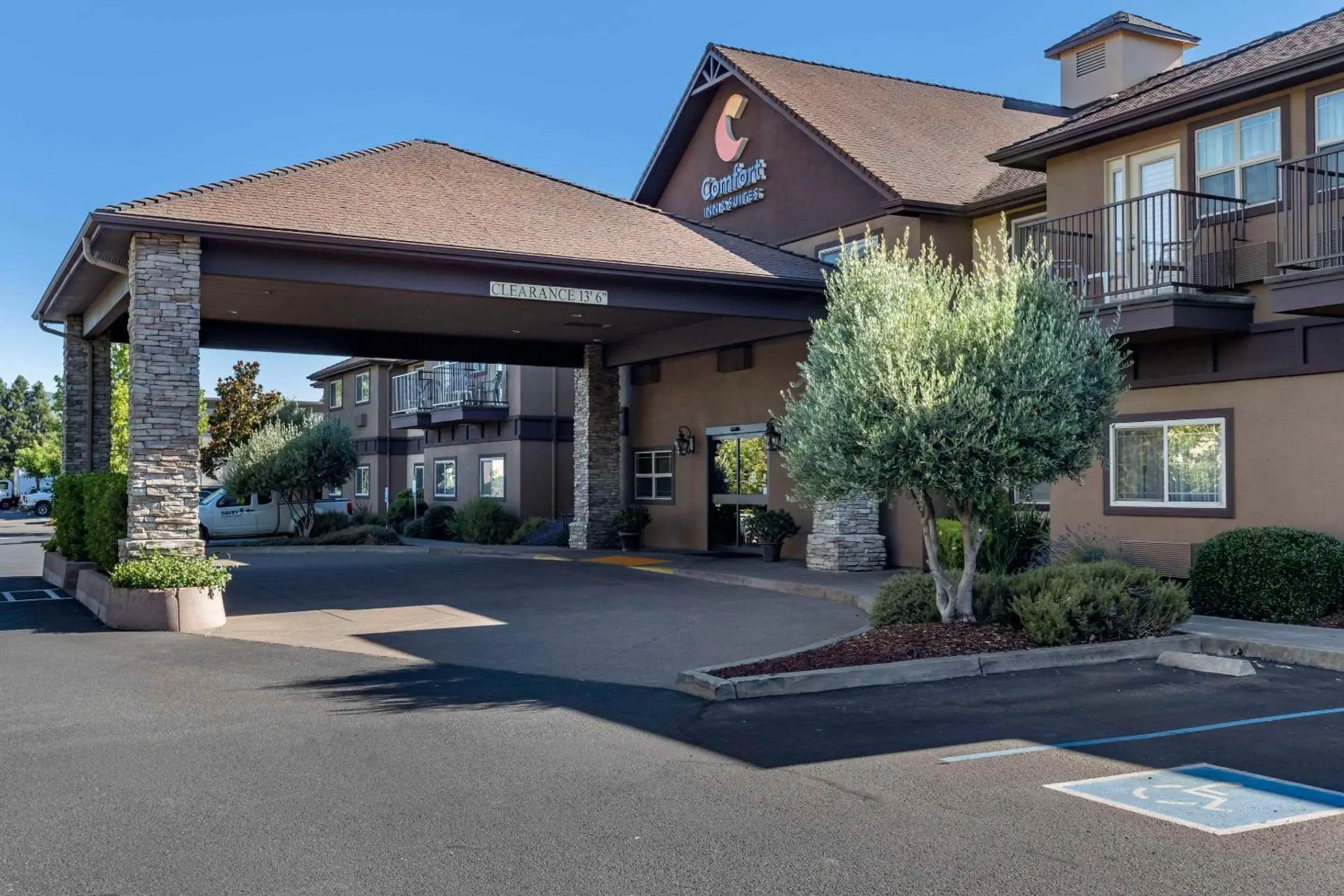 Property building in Comfort Inn & Suites Ukiah Mendocino County Property building in Comfort Inn & Suites Ukiah Mendocino County
