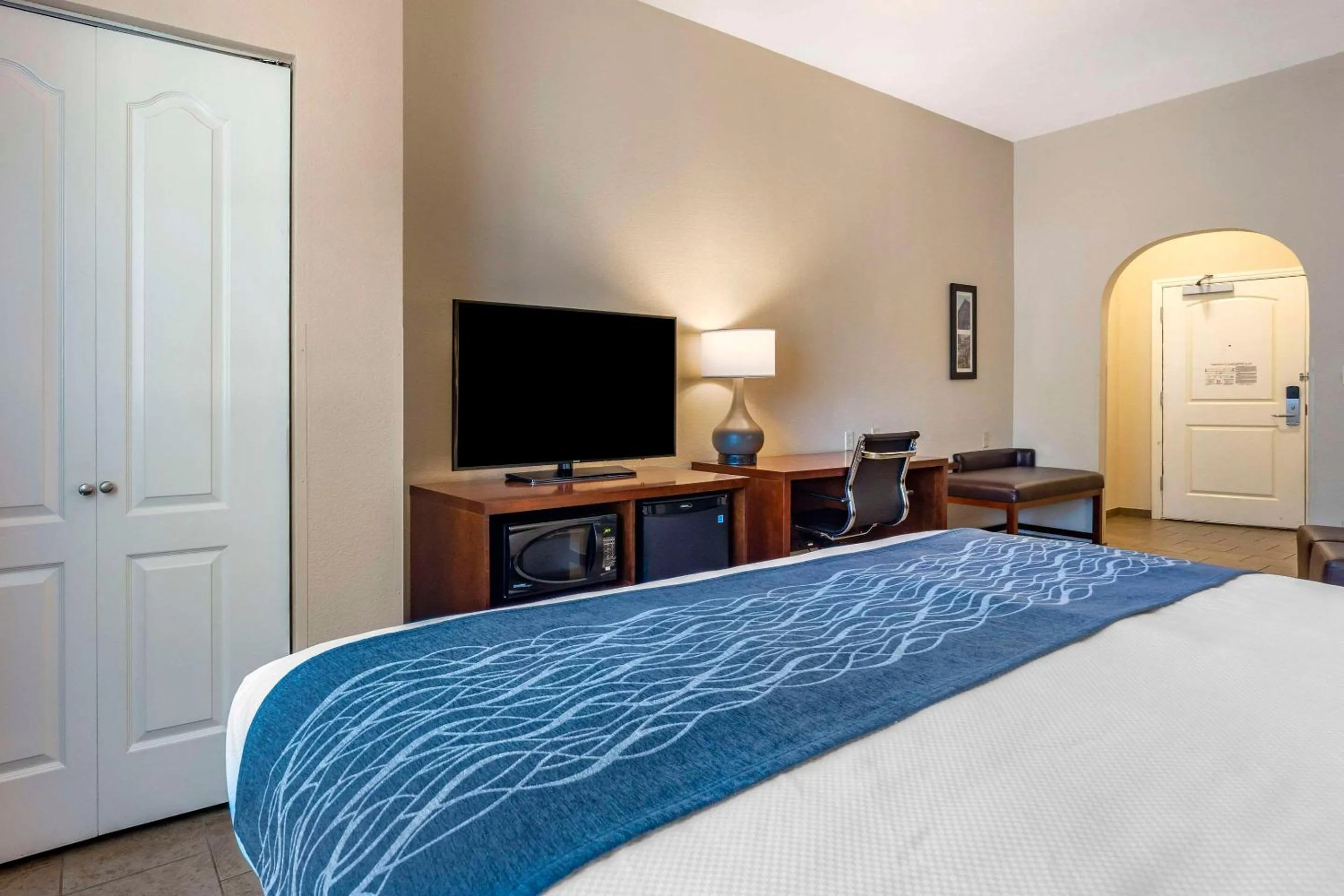 Bedroom, Bed in Comfort Inn & Suites Ukiah Mendocino County