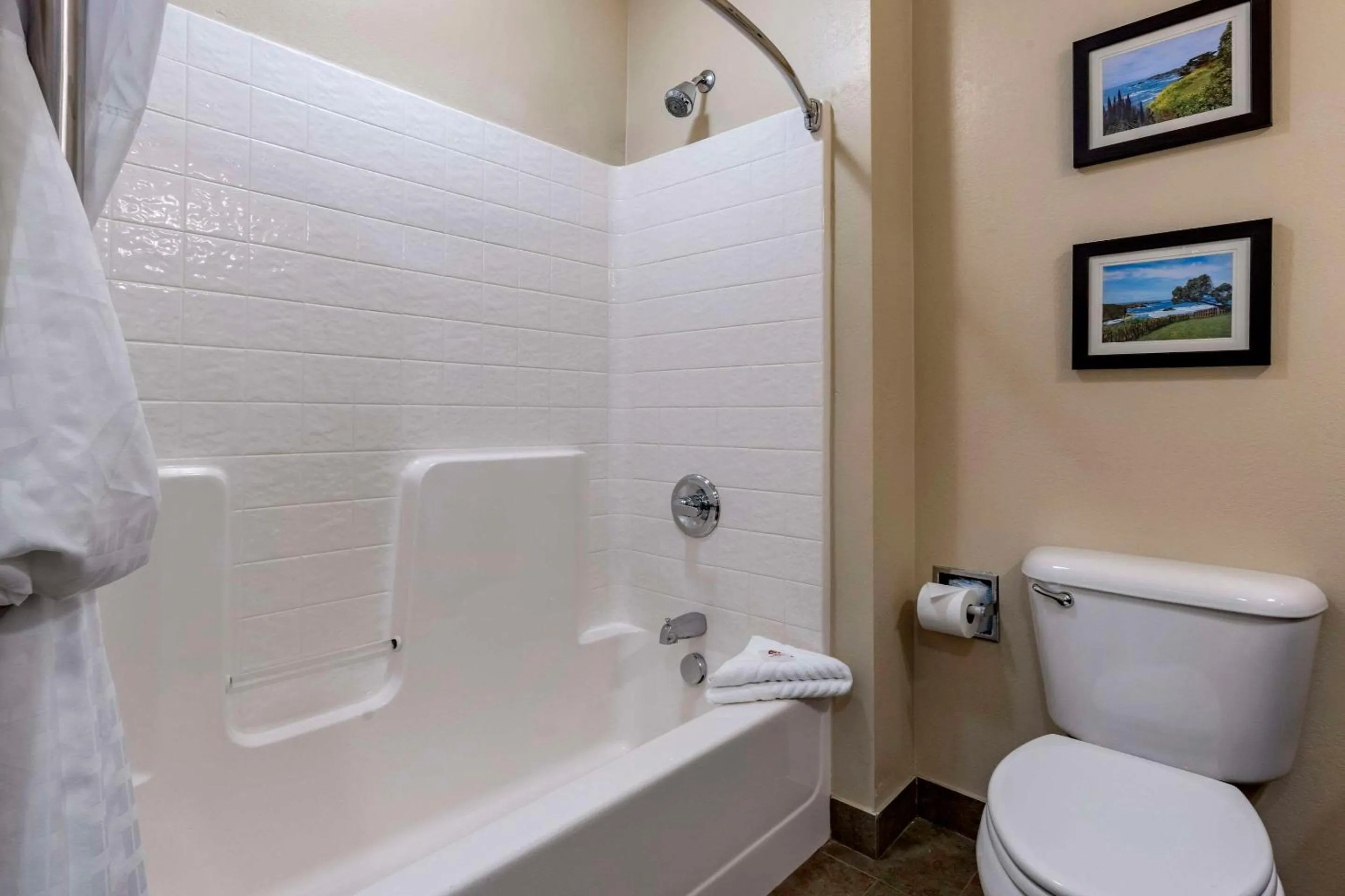 Bedroom in Comfort Inn & Suites Ukiah Mendocino County