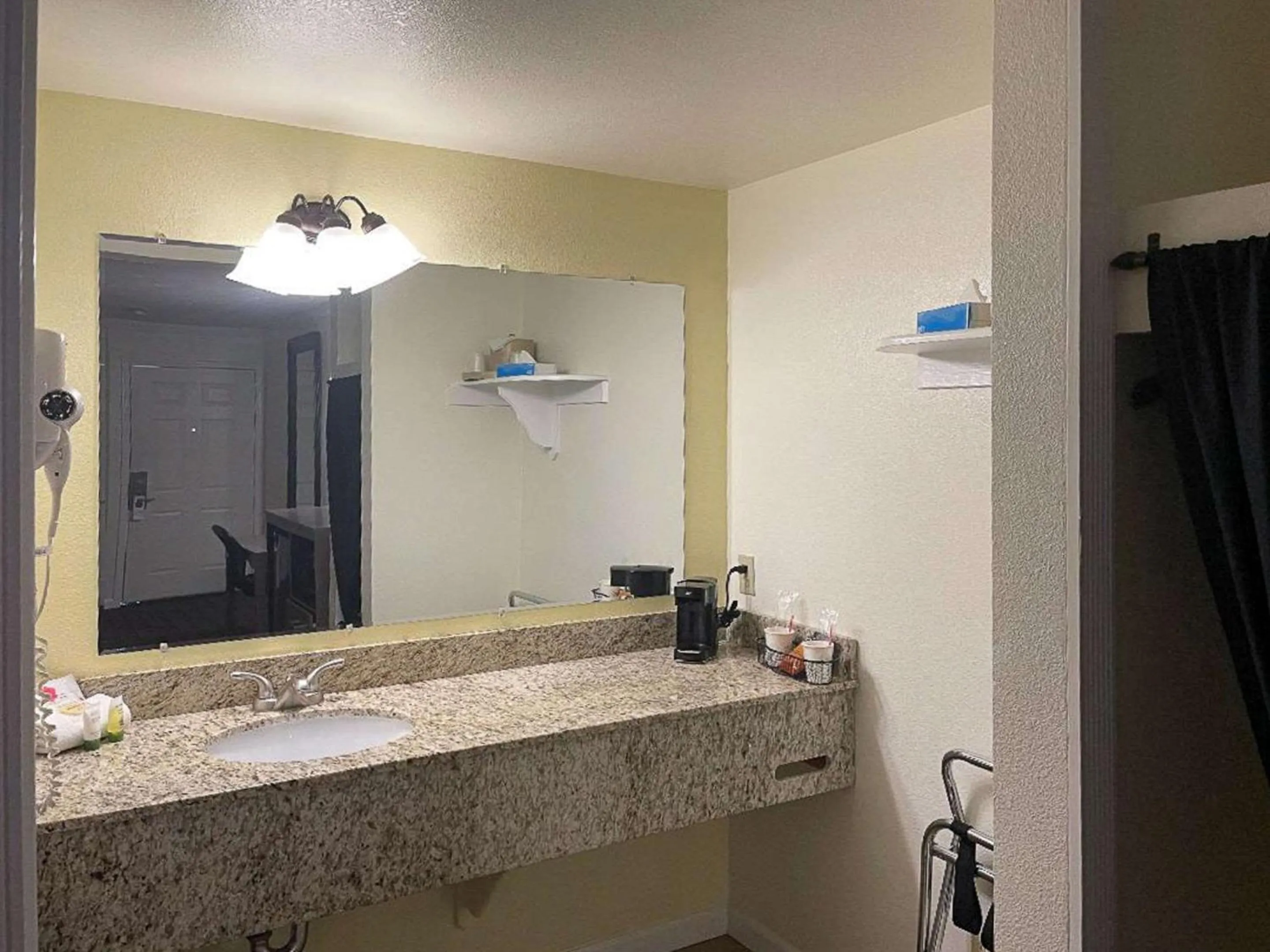 Bedroom in The Inn at Baechtel Creek