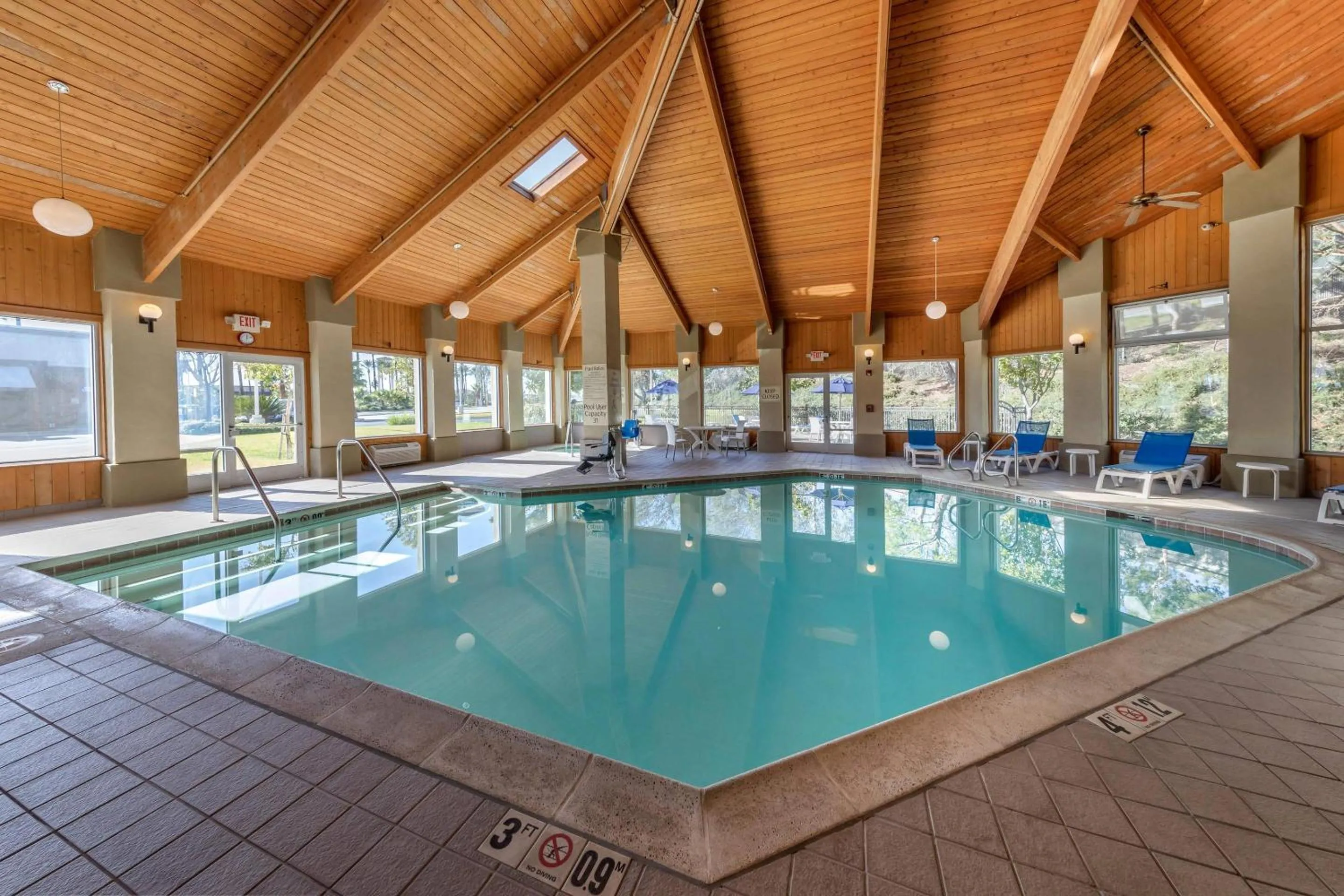Swimming pool in Comfort Inn Fontana