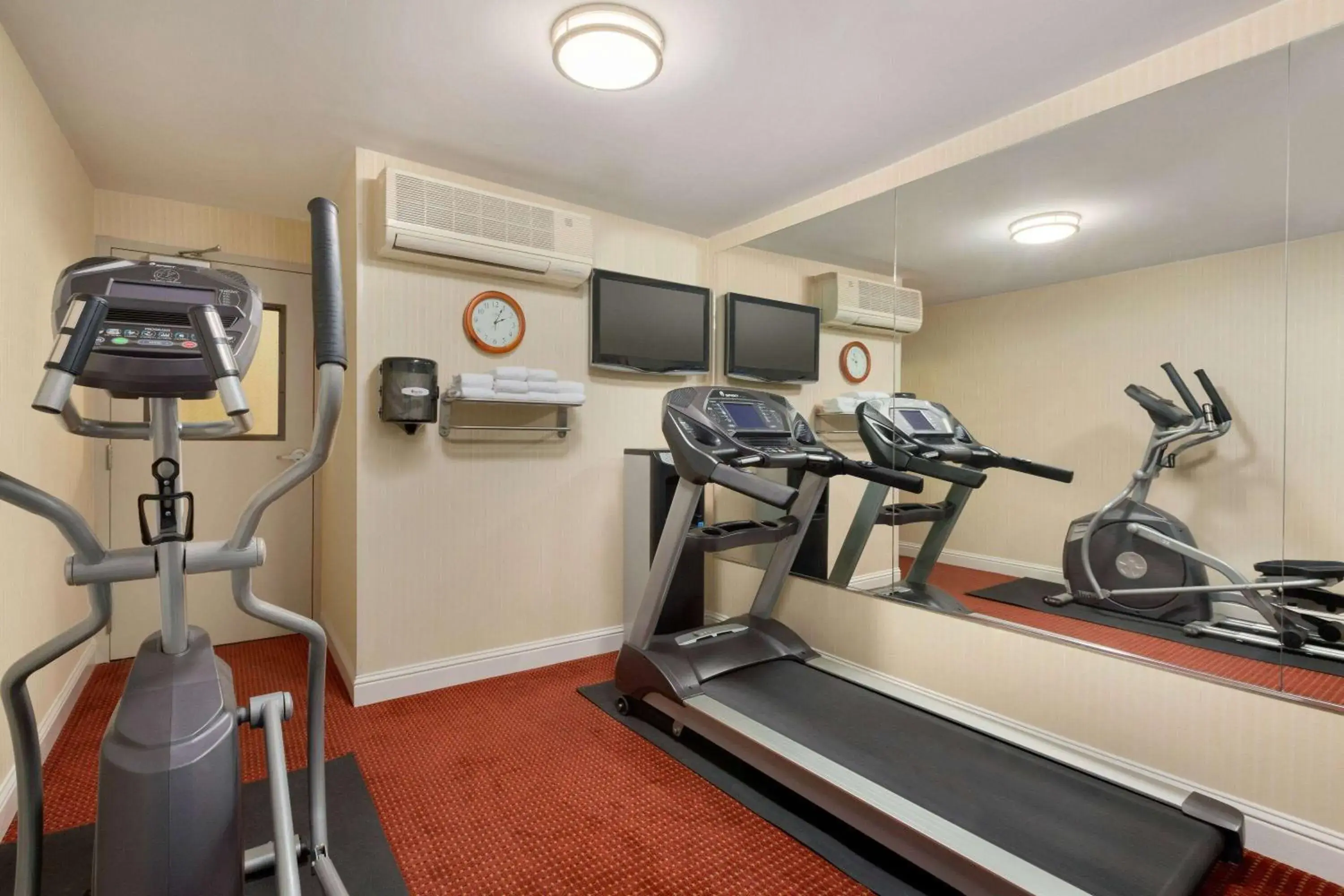 Fitness centre/facilities in Ramada by Wyndham Oakland Downtown City Center Fitness centre/facilities in Ramada by Wyndham Oakland Downtown City Center