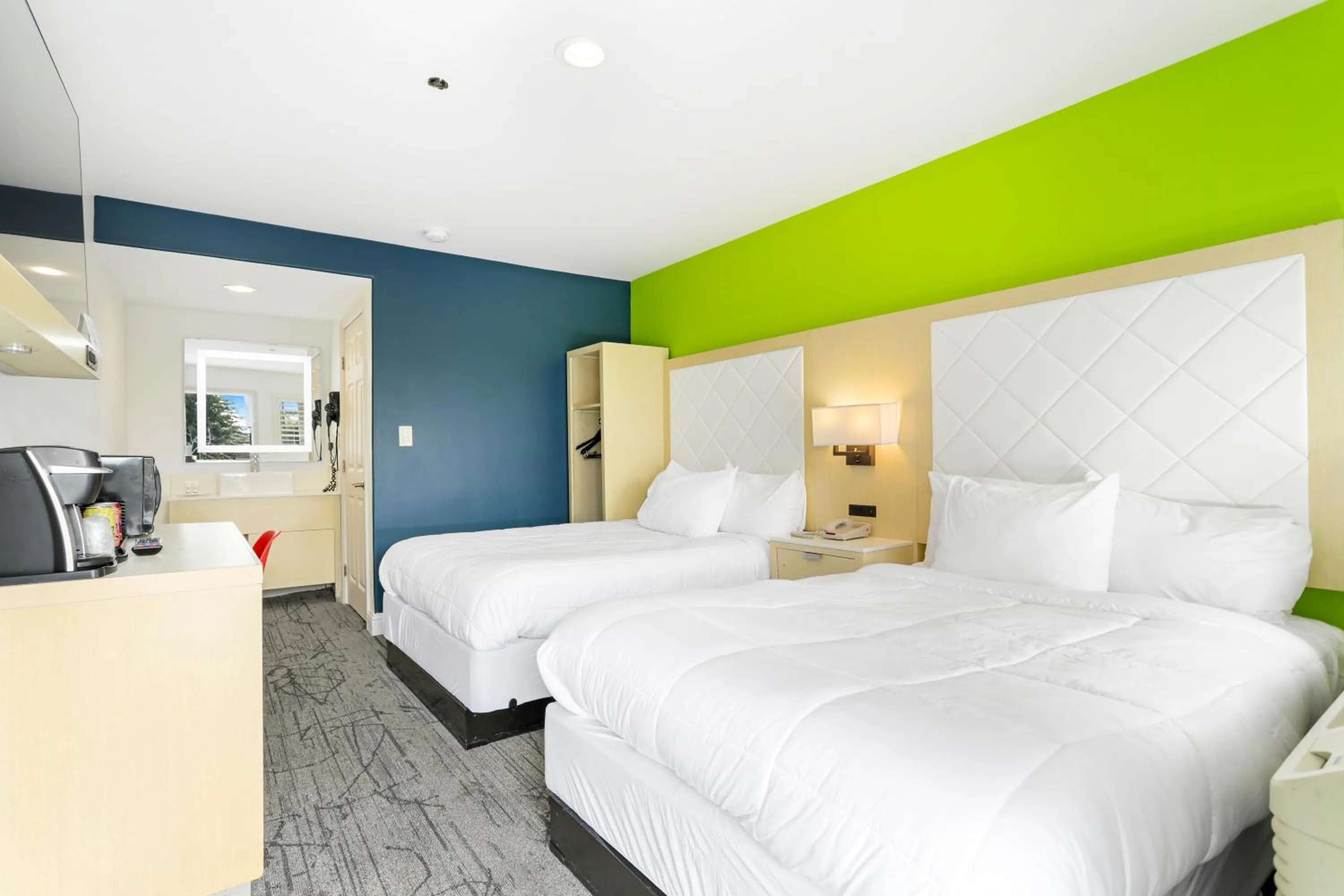 Photo of the whole room, Bed in Signature Inn Berkeley