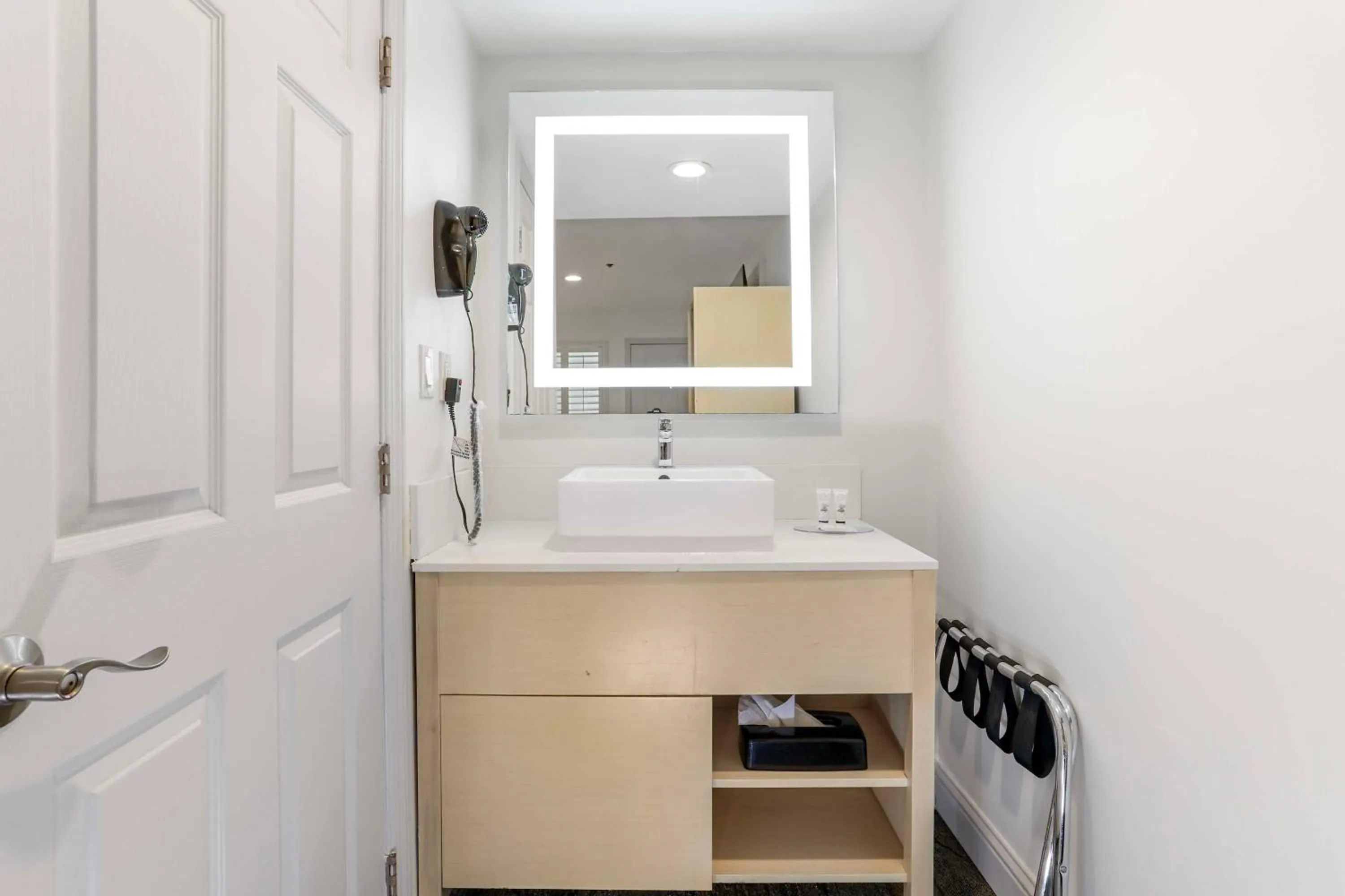 Bathroom in Signature Inn Berkeley