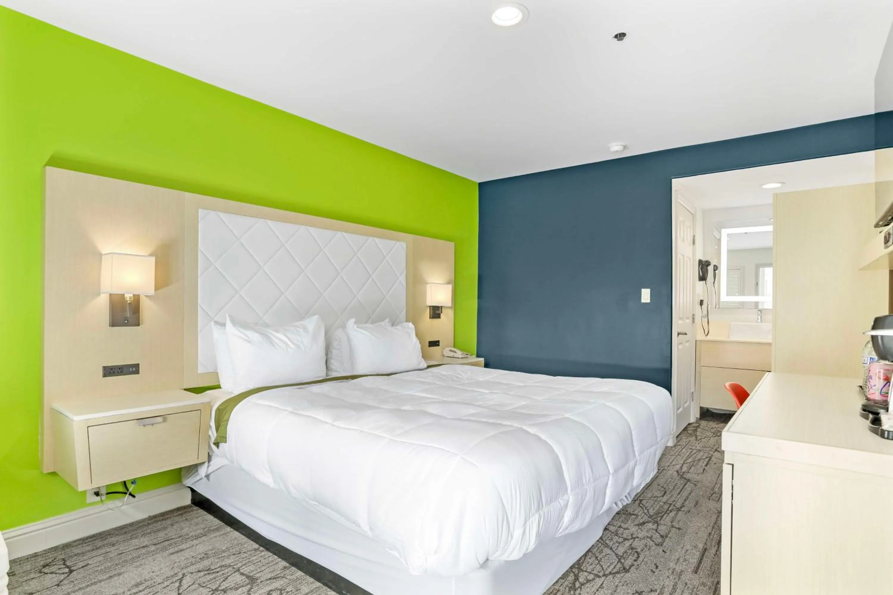 Bedroom, Bed in Signature Inn Berkeley