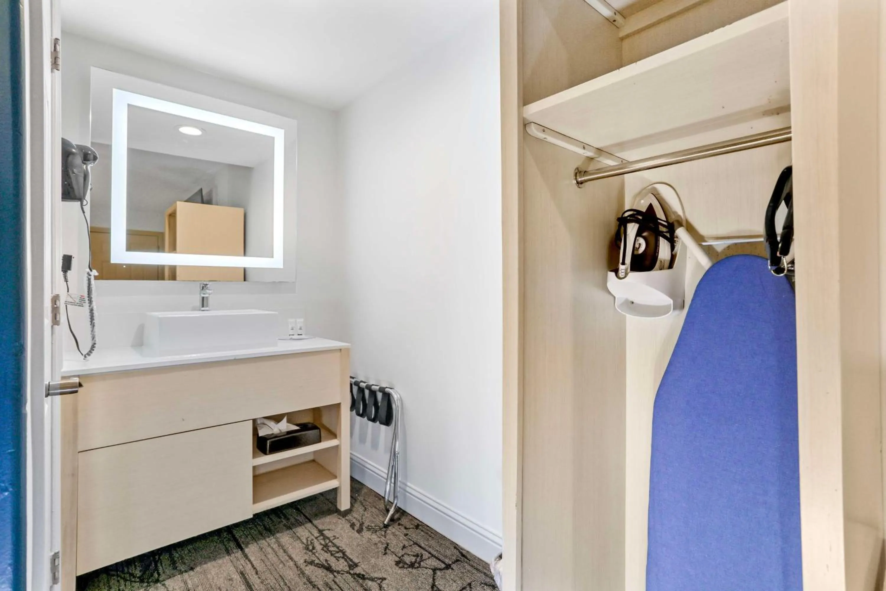 Bathroom in Signature Inn Berkeley