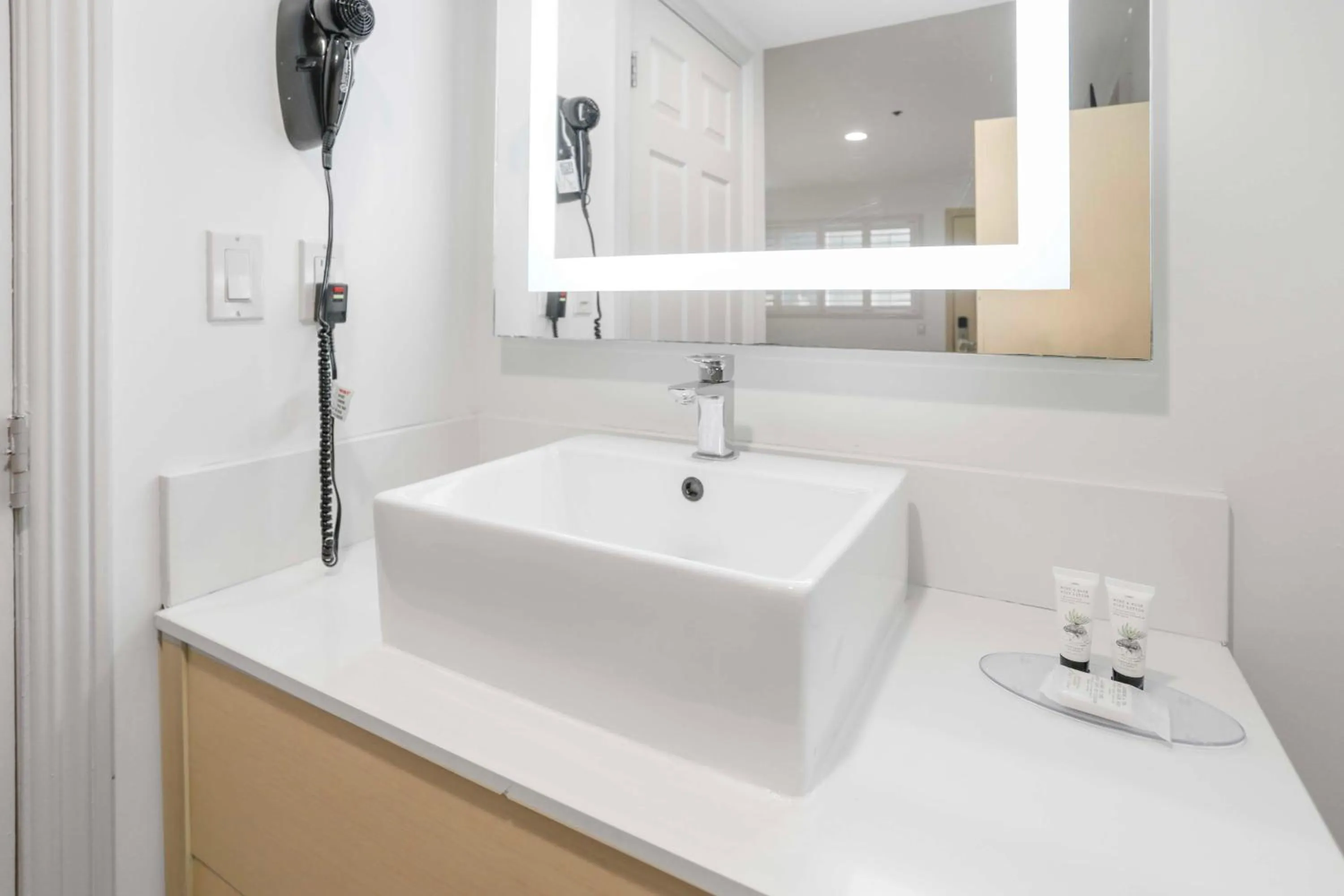 Bathroom in Signature Inn Berkeley