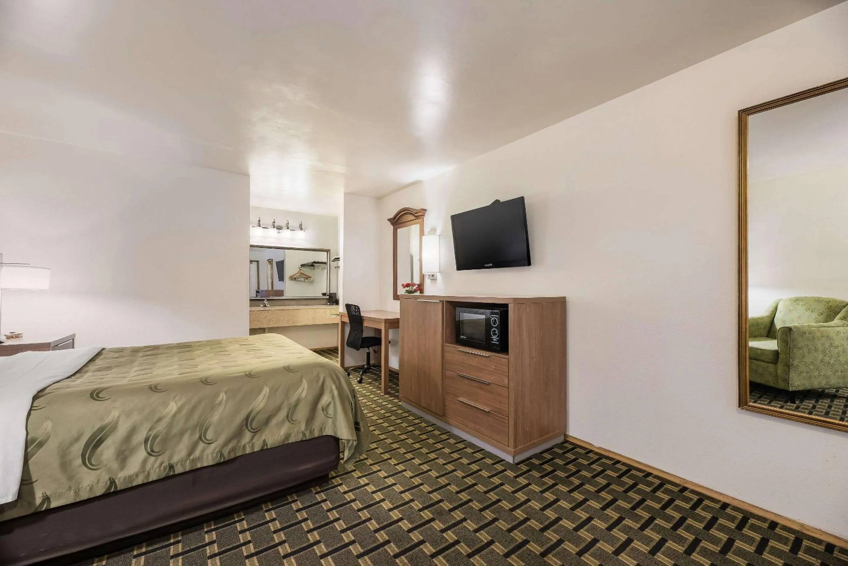 Bedroom, Bed in Quality Inn Near Fort Hunter Liggett