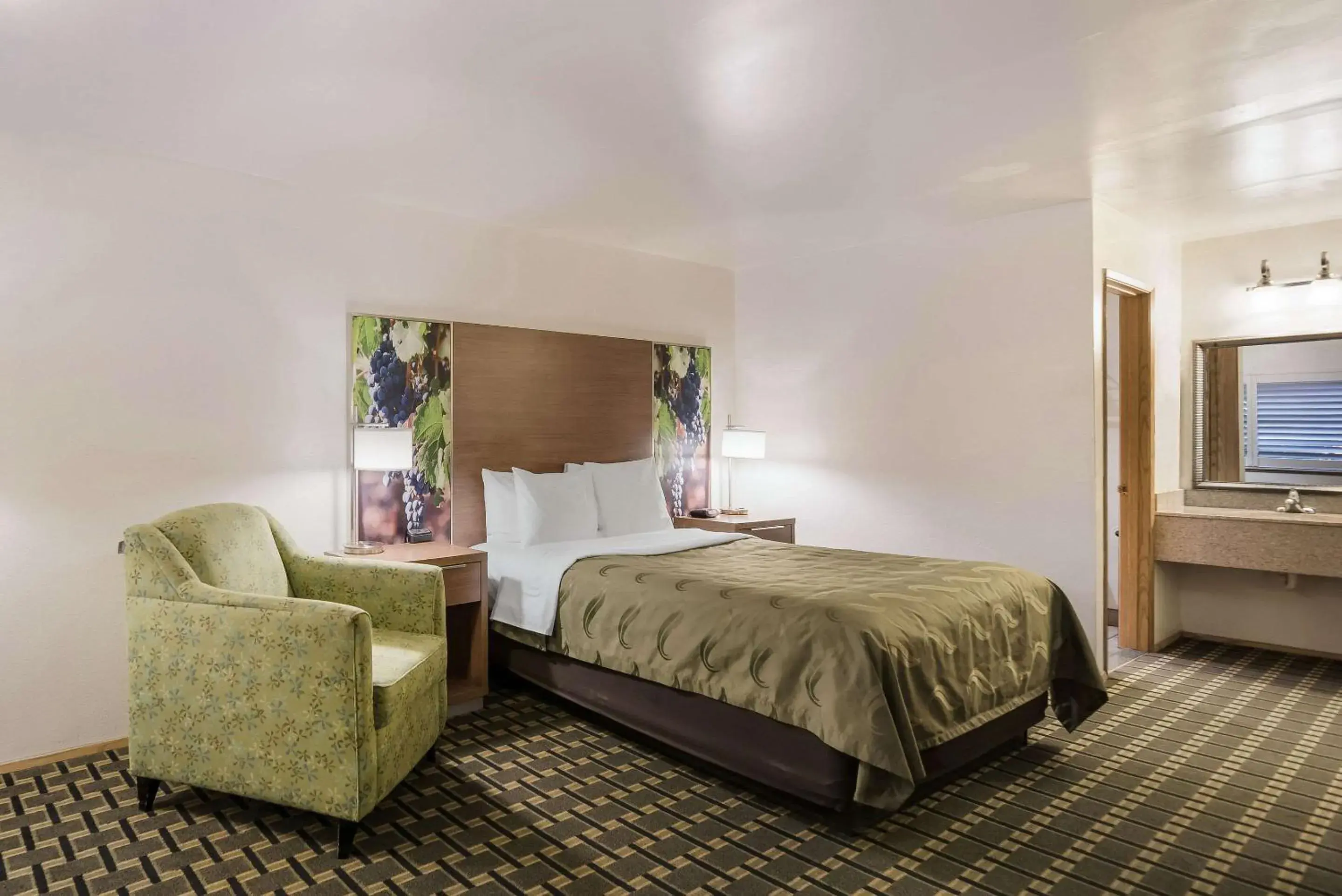 Bedroom, Bed in Quality Inn Near Fort Hunter Liggett Bedroom, Bed in Quality Inn Near Fort Hunter Liggett