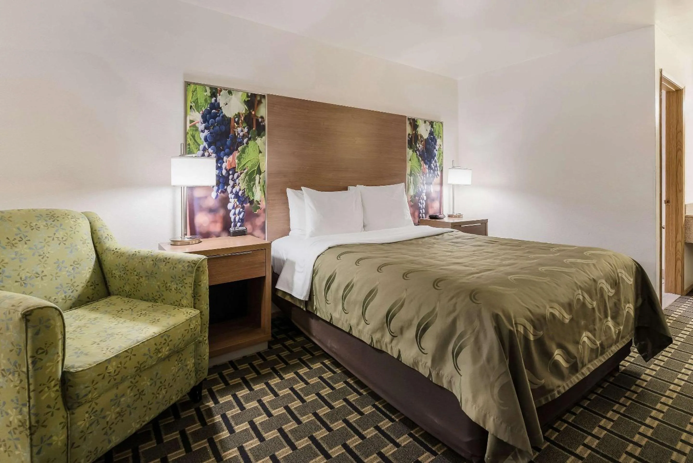Bedroom, Bed in Quality Inn Near Fort Hunter Liggett