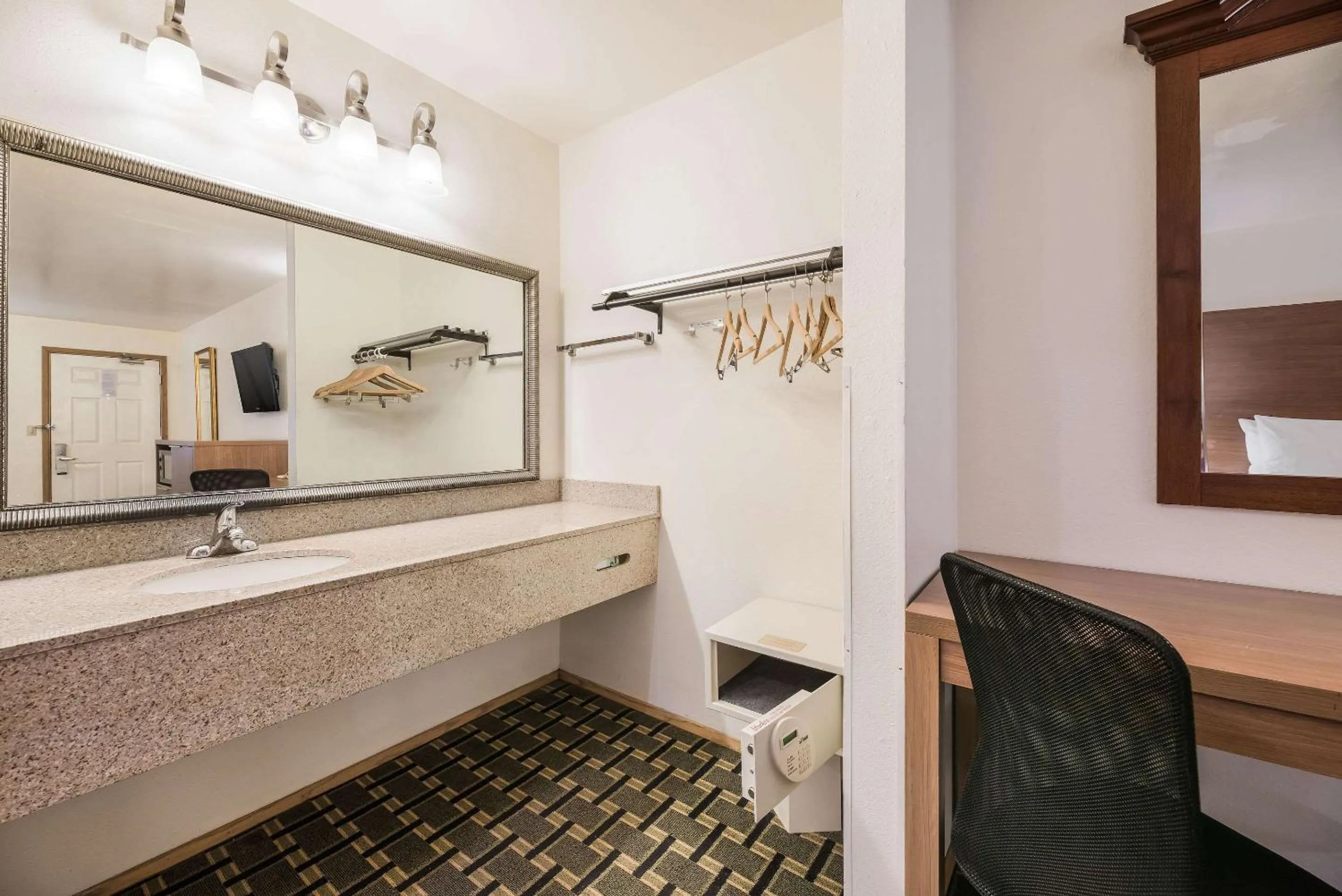 Bedroom in Quality Inn Near Fort Hunter Liggett