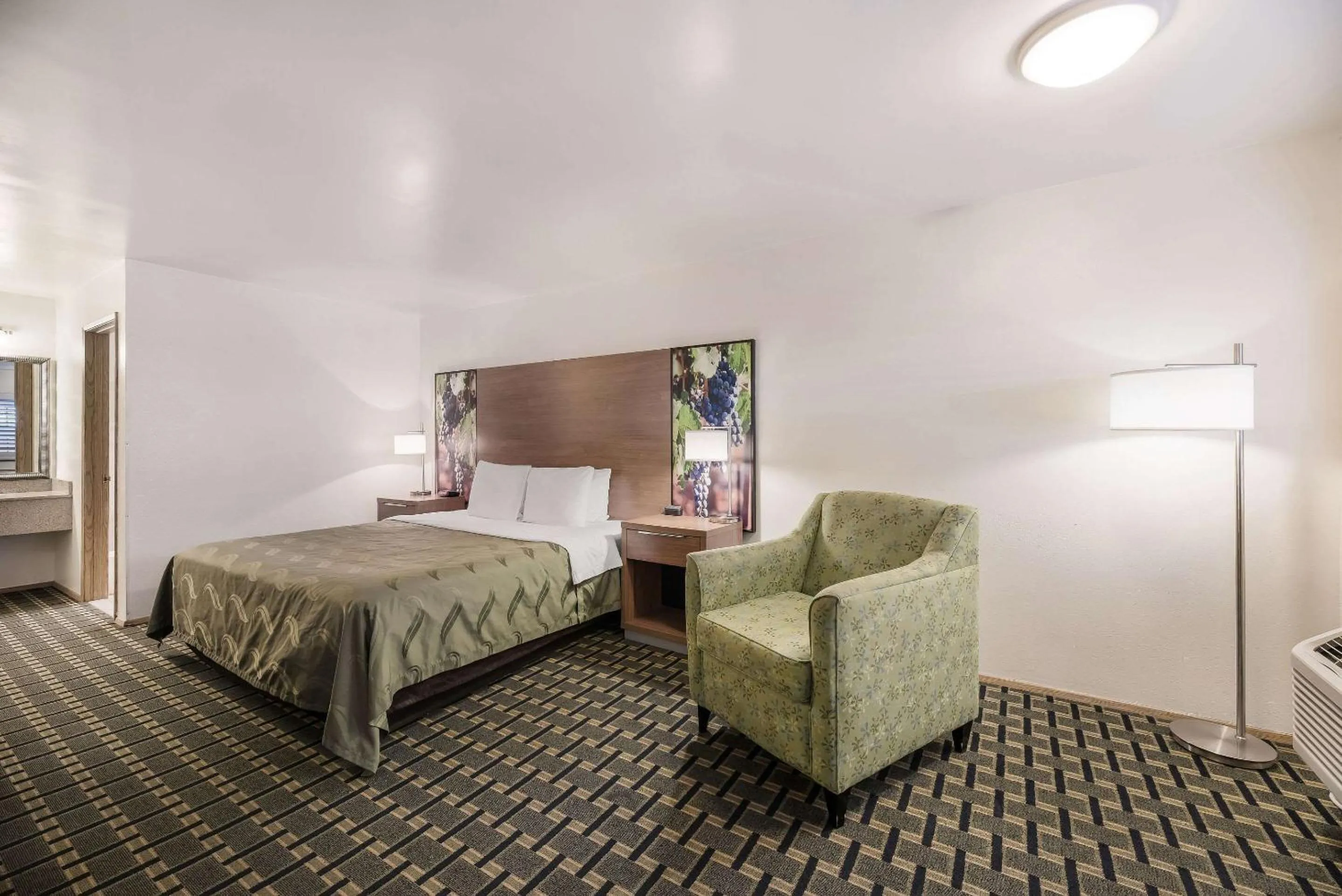 Bedroom, Bed in Quality Inn Near Fort Hunter Liggett