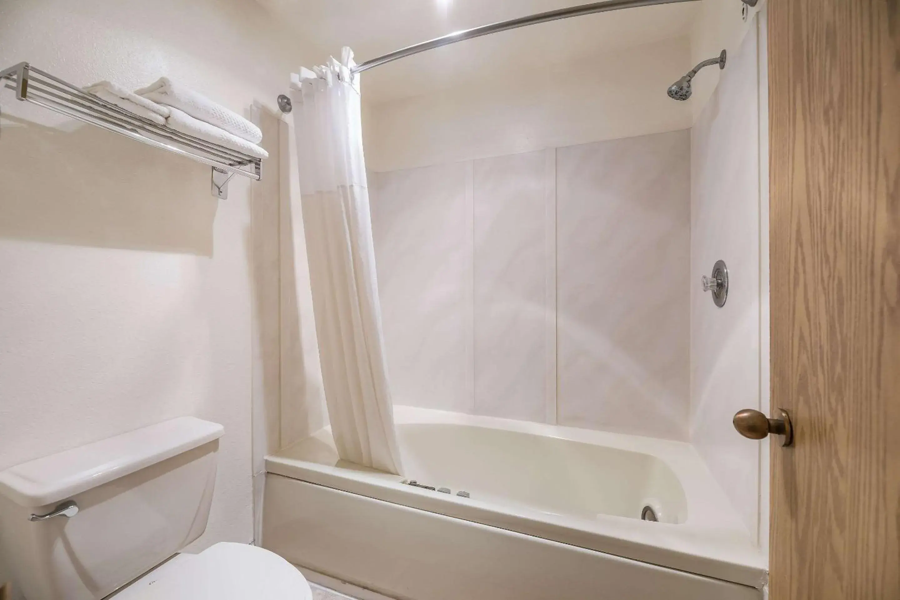 Bedroom in Quality Inn Near Fort Hunter Liggett Bedroom in Quality Inn Near Fort Hunter Liggett