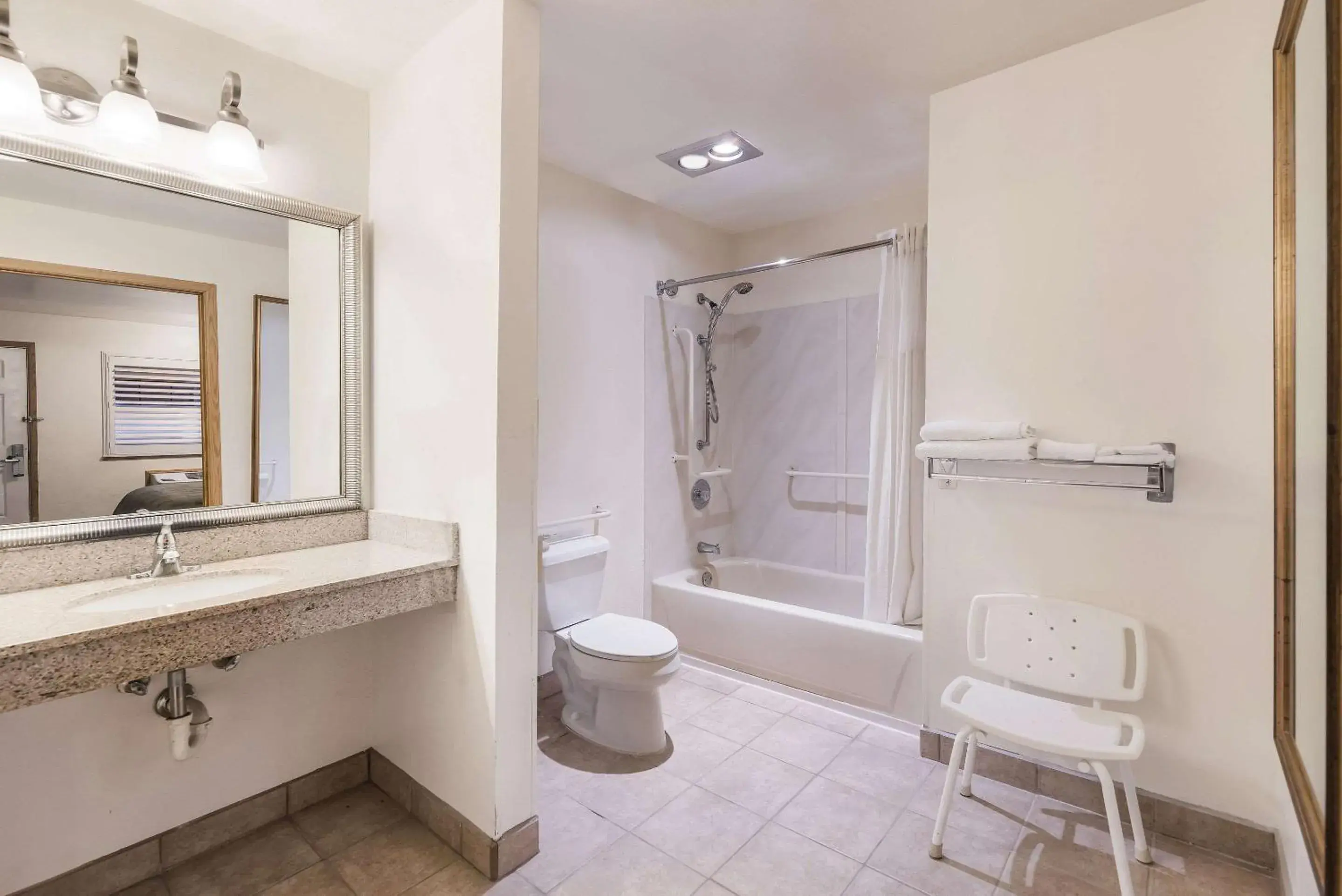 Bedroom in Quality Inn Near Fort Hunter Liggett Bedroom in Quality Inn Near Fort Hunter Liggett