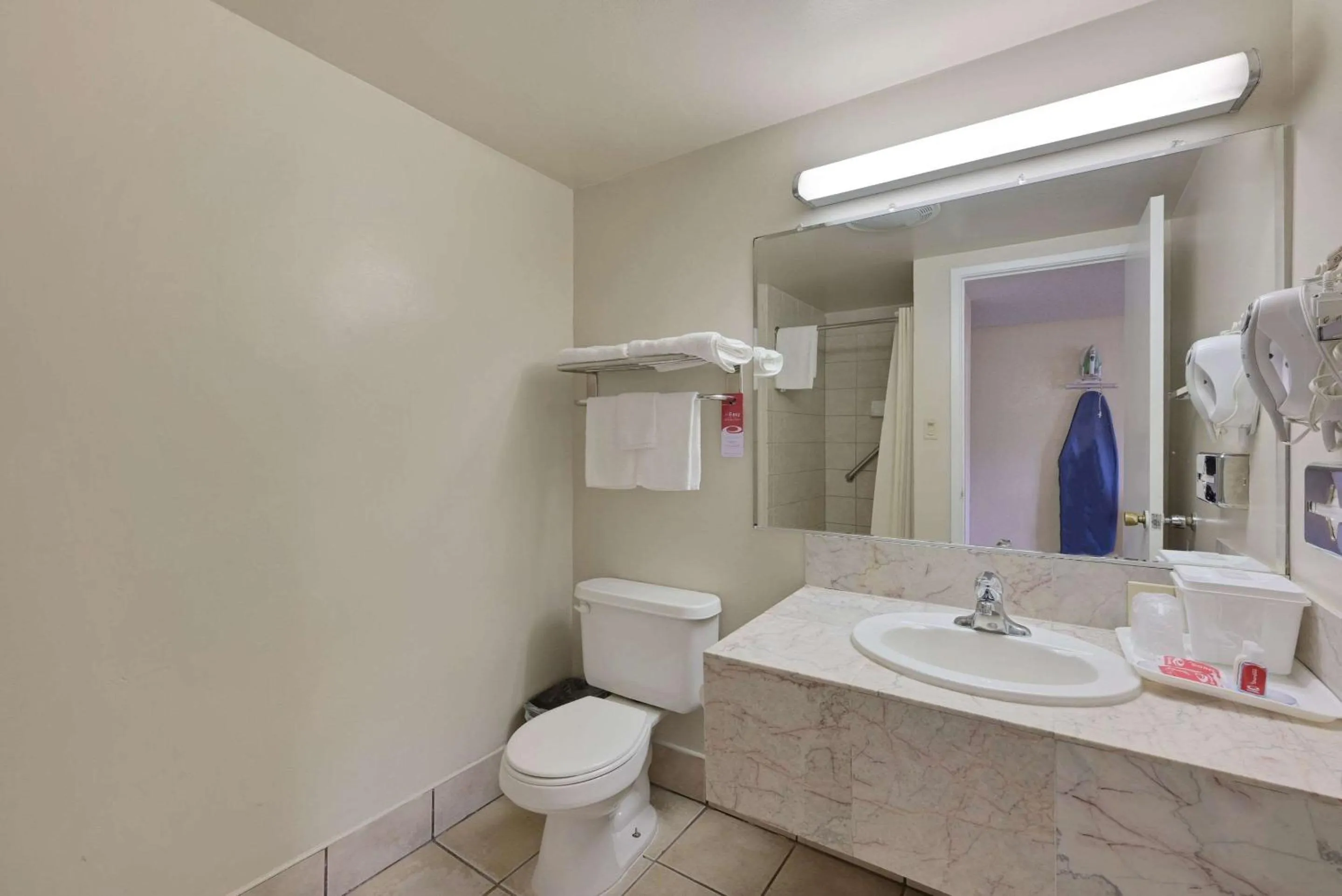 Bedroom in Econo Lodge Woodland near I-5