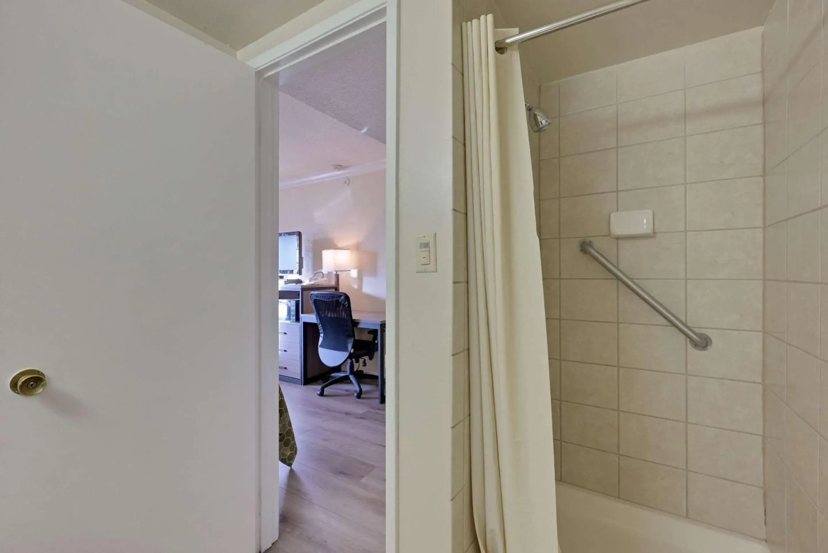 Queen Room with Two Queen Beds - Non-Smoking in Econo Lodge Woodland near I-5 Queen Room with Two Queen Beds - Non-Smoking in Econo Lodge Woodland near I-5