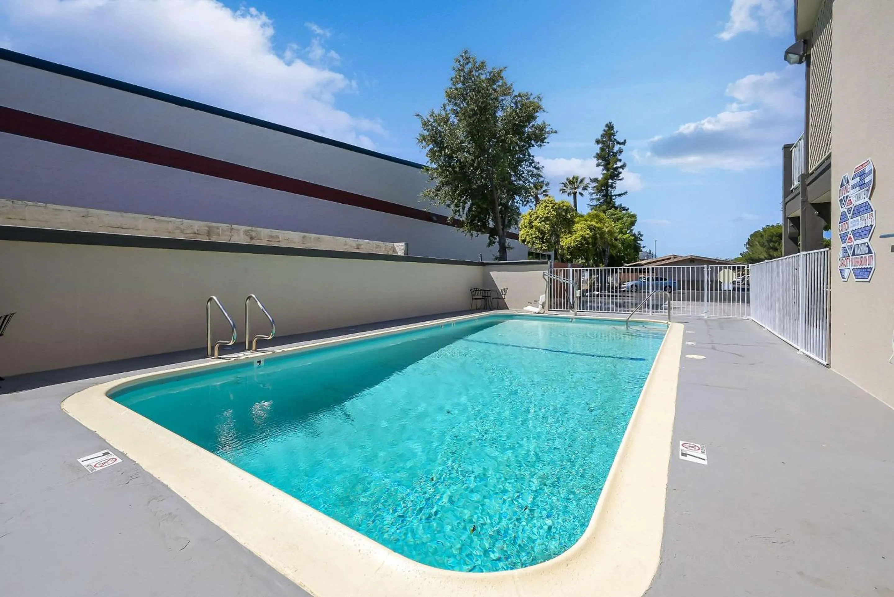 Swimming pool in Econo Lodge Woodland near I-5